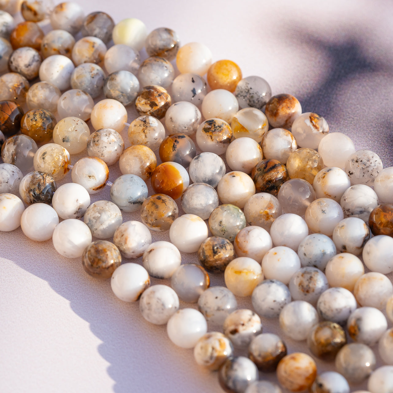 Perles rondes lisses en Opale blanche Africaine de 8 mm ( 1/2 rang de env 23 perles )