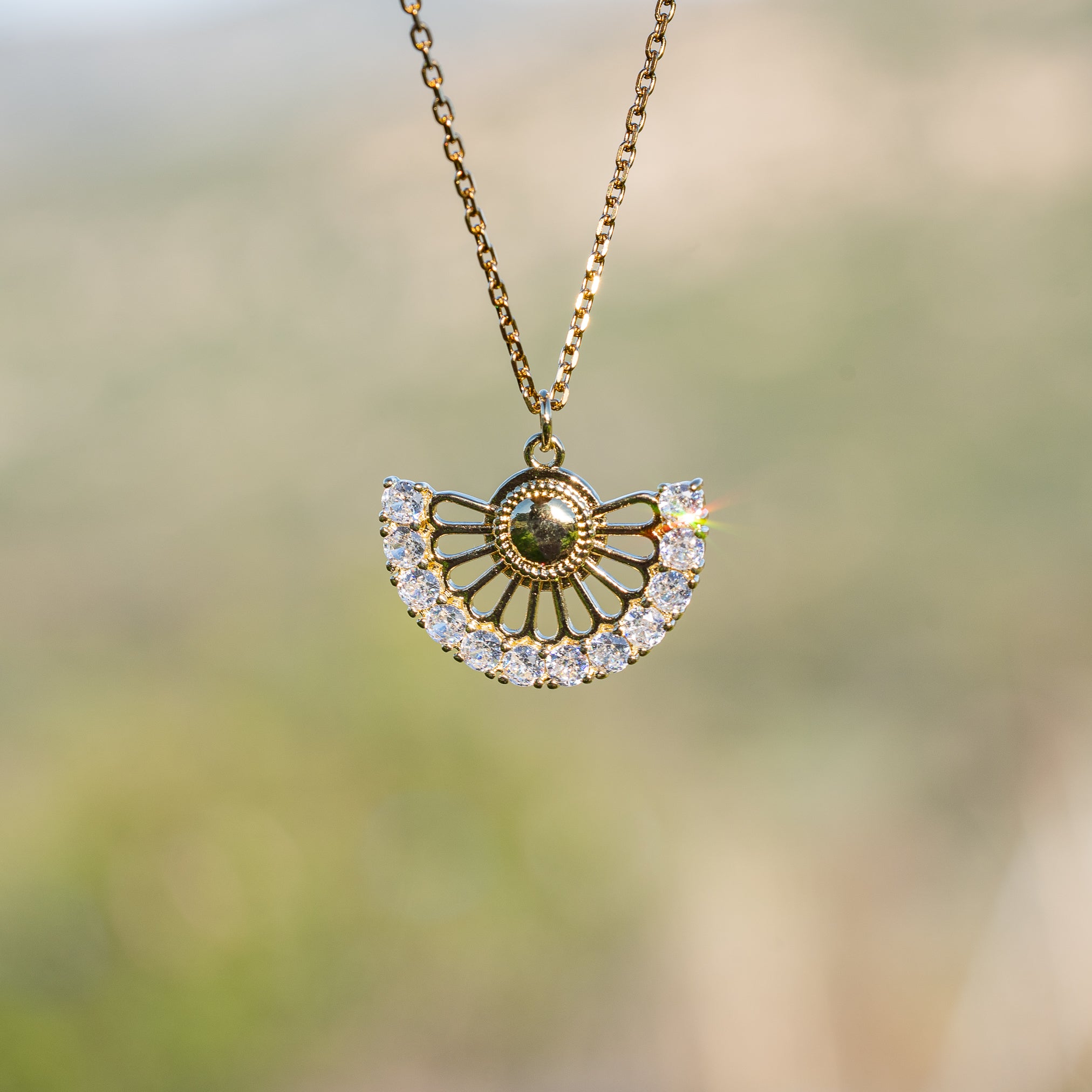 Breloques ajourées éventails en laiton plaqué or 18k et et zirconium de 21 x 27 mm ( à l&