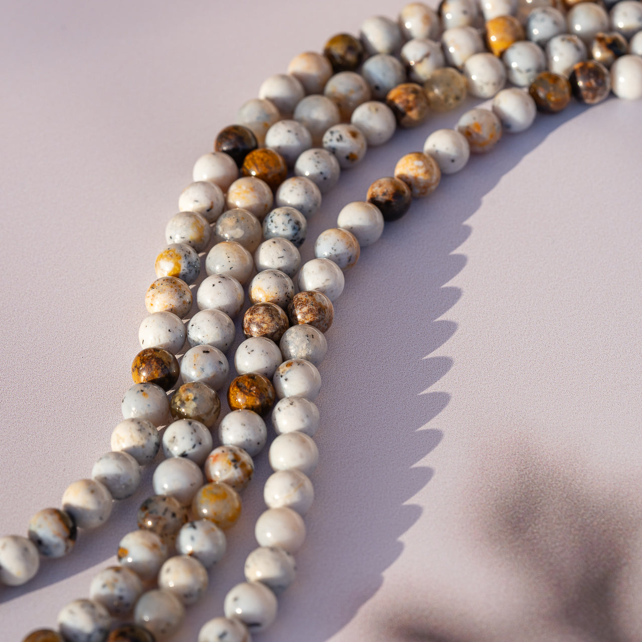 Perles rondes lisses en Opale dendritique de 8 mm ( 1/2 rang de env 24 perles )