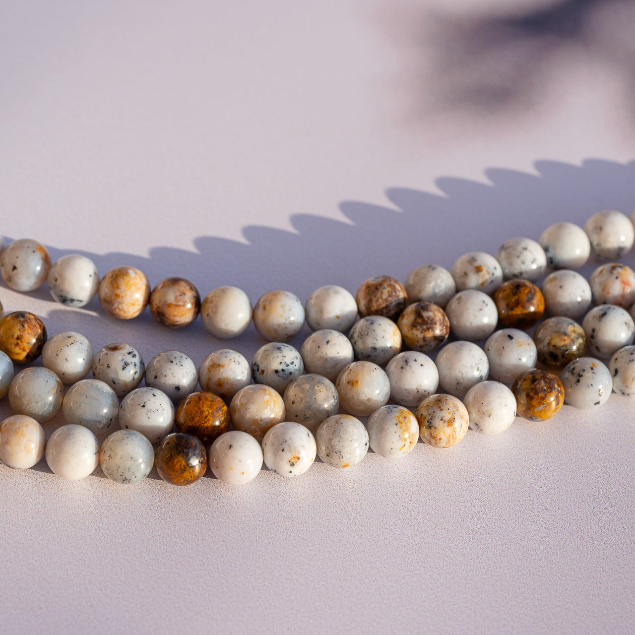 Perles rondes lisses en Opale dendritique de 8 mm ( 1/2 rang de env 24 perles )