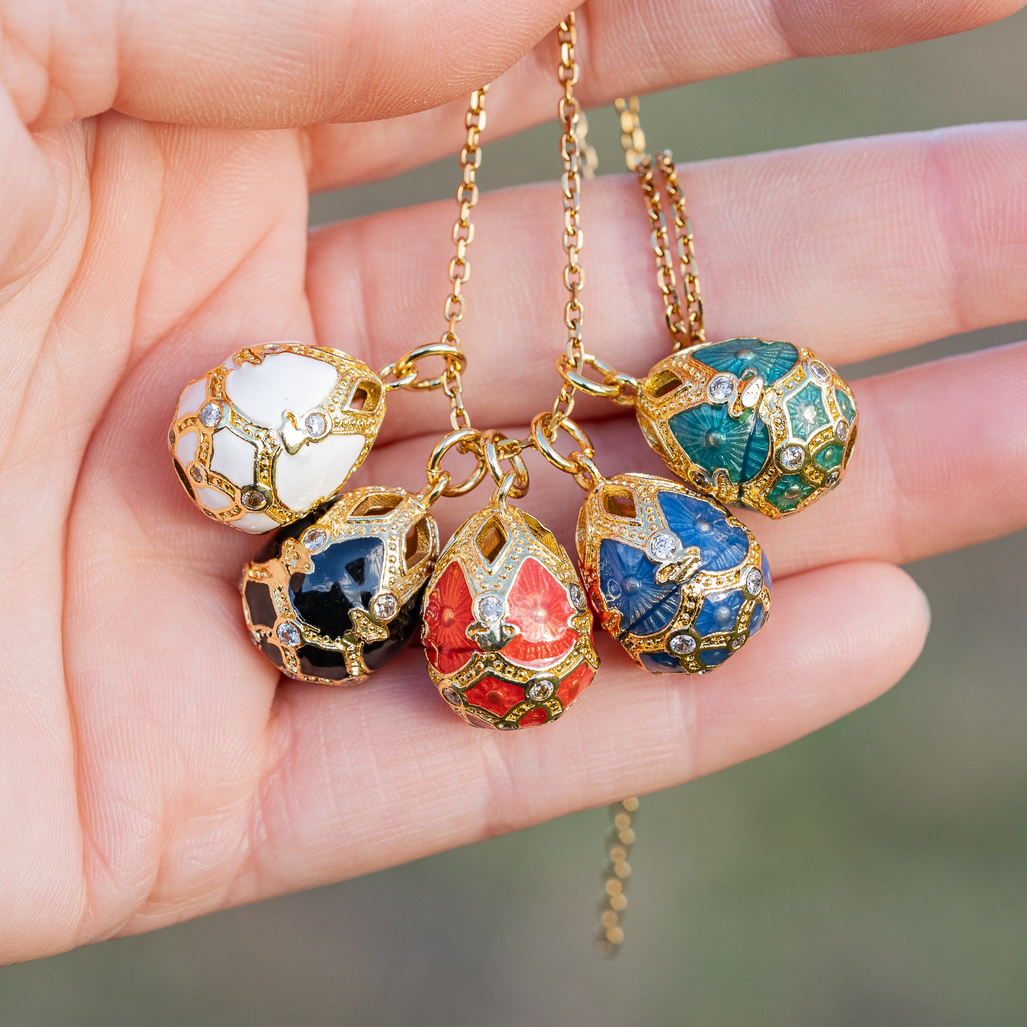 Breloques oeufs émaillées en laiton plaqué or 18K et zirconium de 21 mm couleur au choix ( à l&