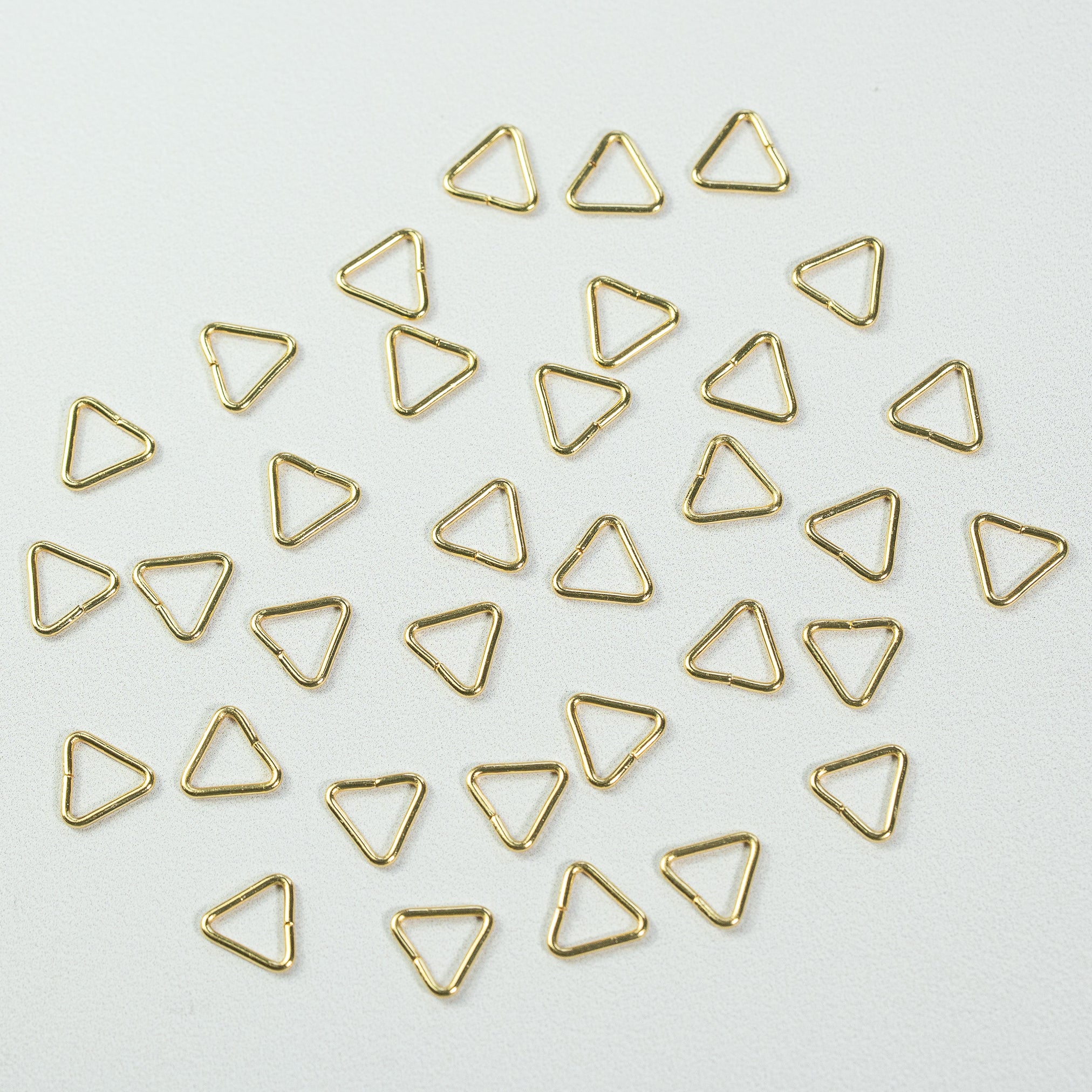 Anneaux de jonction triangles inox plaqués or 18k de 10 x 10,5 x 1 mm ( lot de 10 )