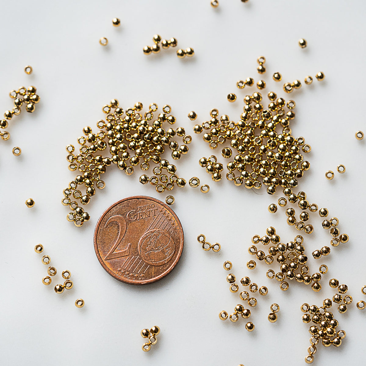 Perles rondes lisses laiton plaqué or 18k ou 24k de 2/2,5 mm ( sachet de 100, 200 ou 700 perles )
