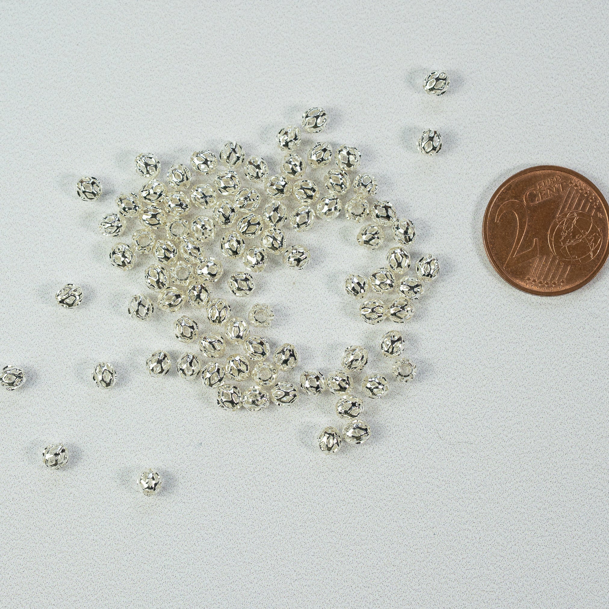 Perles rondes fligranées en laiton plaqué argent 925 de 4 mm ( lot de 10 perles )