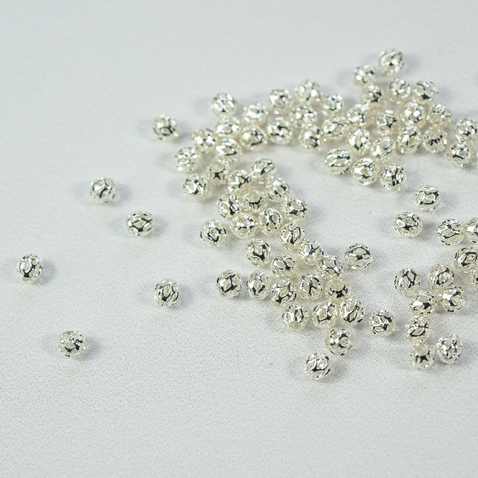 Perles rondes fligranées en laiton plaqué argent 925 de 4 mm ( lot de 10 perles )