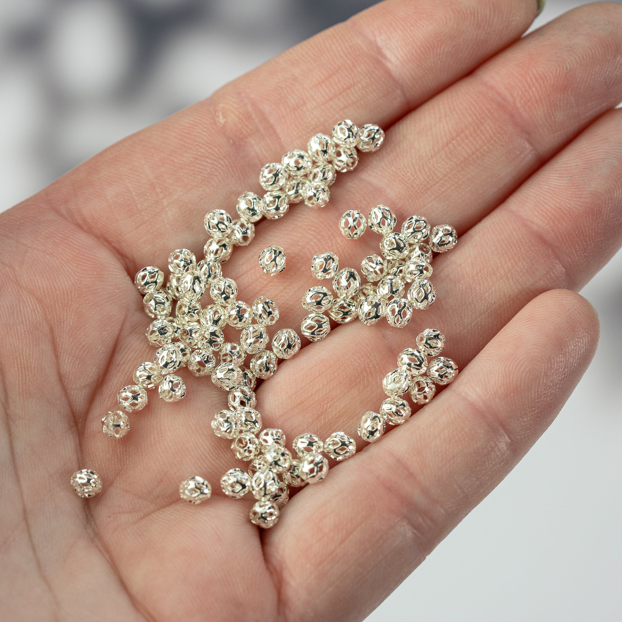 Perles rondes fligranées en laiton plaqué argent 925 de 4 mm ( lot de 10 perles )