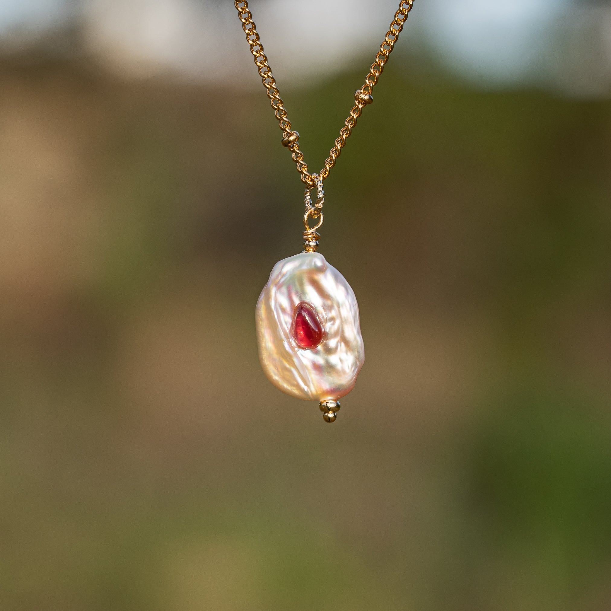 Pendentifs en perles ovales Keshi, cabochons pierres au choix et laiton plaqué or de env 30 mm ( à l&