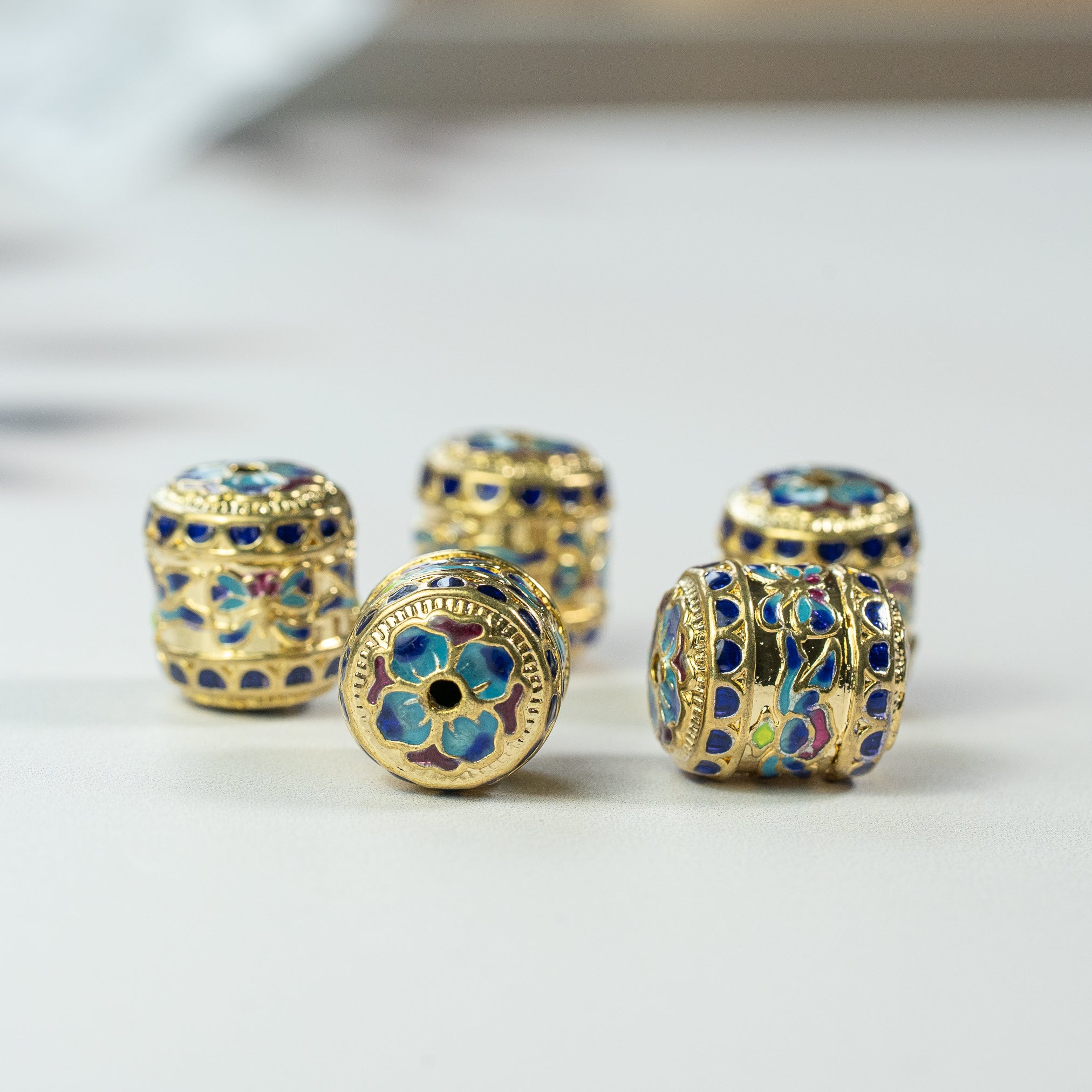 Perles tonneaux fleuries émaillées en laiton plaqué or 18K de 18 mm ( à l&
