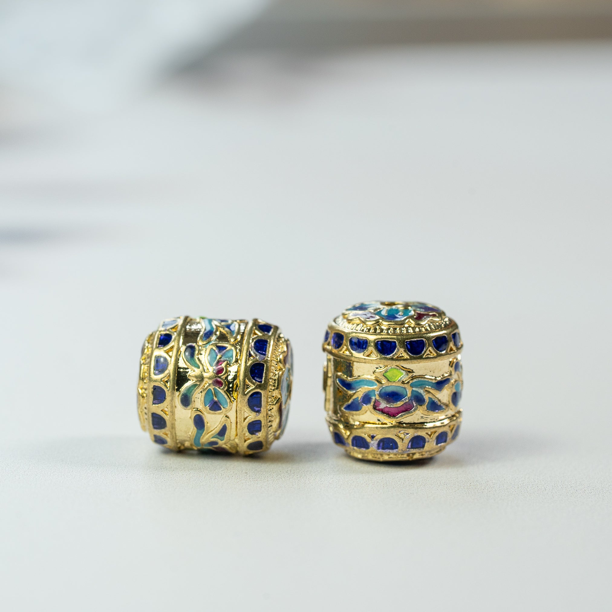 Perles tonneaux fleuries émaillées en laiton plaqué or 18K de 18 mm ( à l&