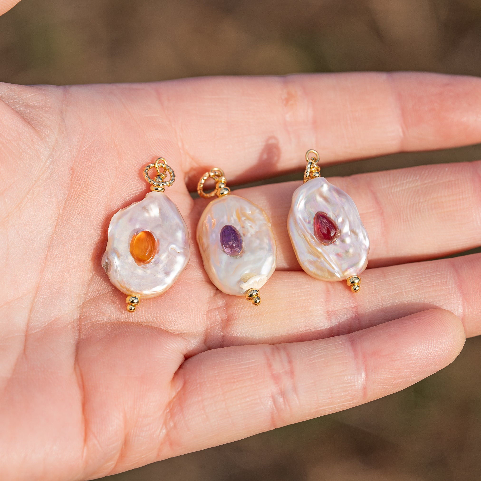 Pendentifs en perles ovales Keshi, cabochons pierres au choix et laiton plaqué or de env 30 mm ( à l&