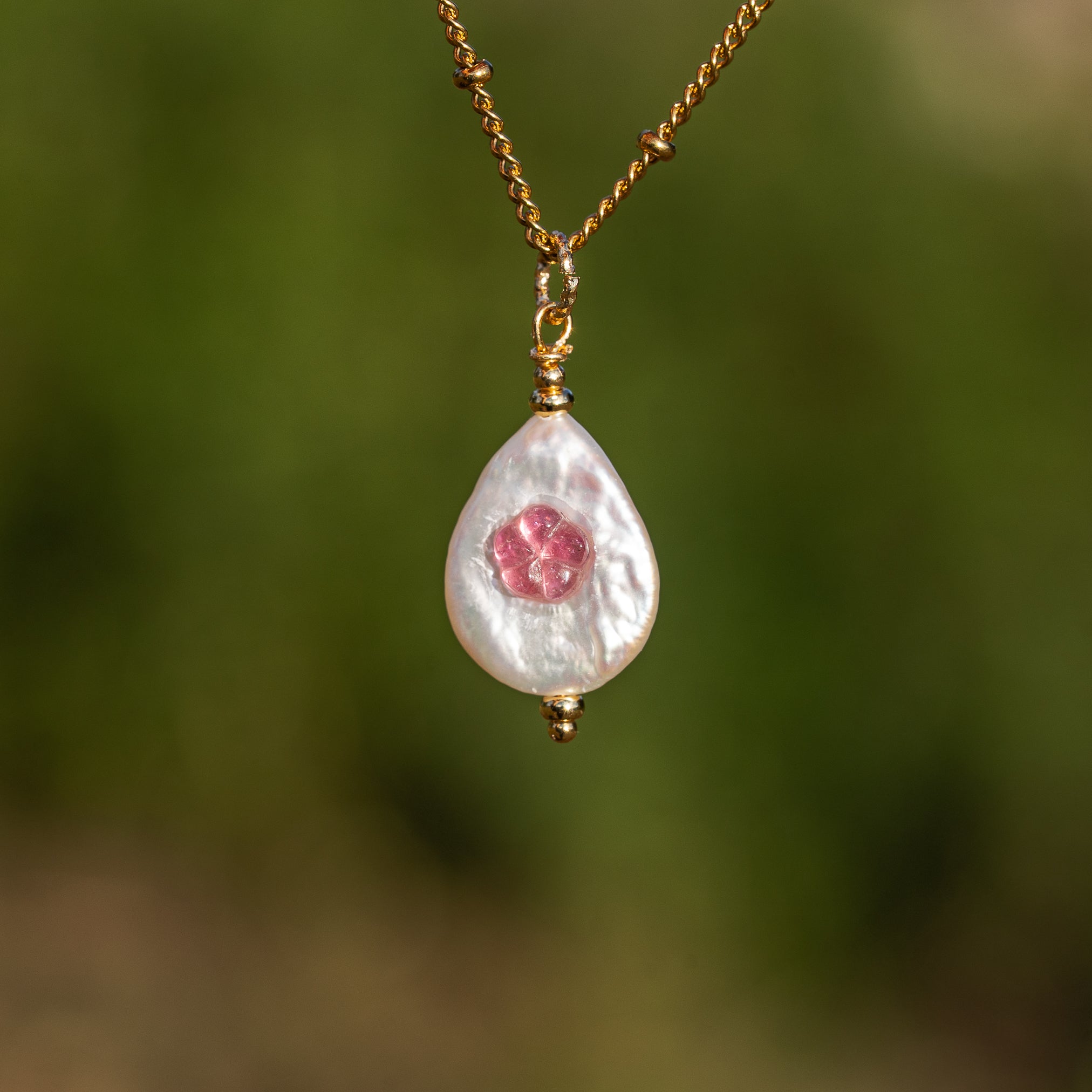 Pendentifs en perles gouttes Keshi, cabochons pierres au choix et laiton plaqué or de env 28 mm ( à l&