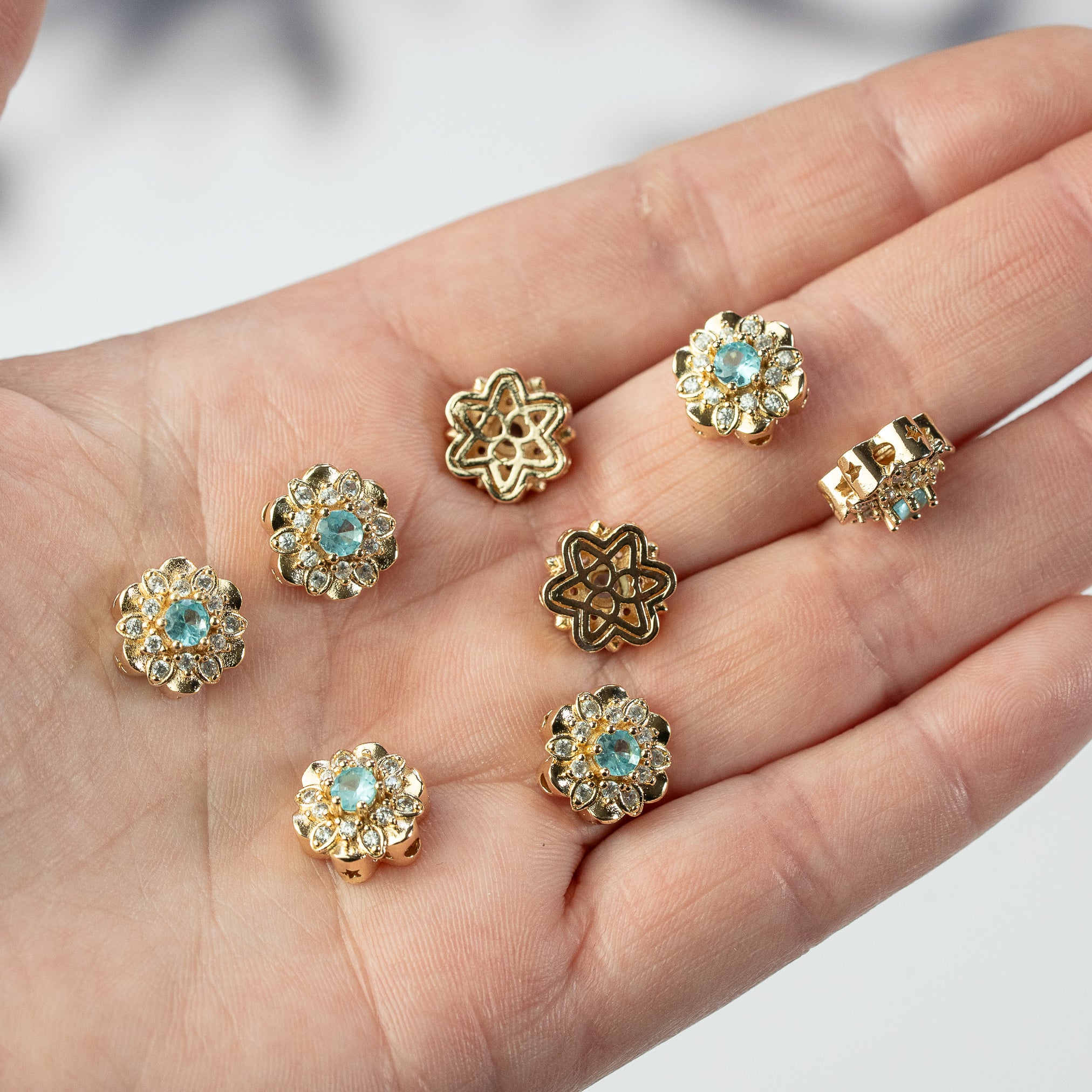 Perles " bijoux " fleur en laiton plaqué or 14k et zirconium bleu de 11 mm ( à l&