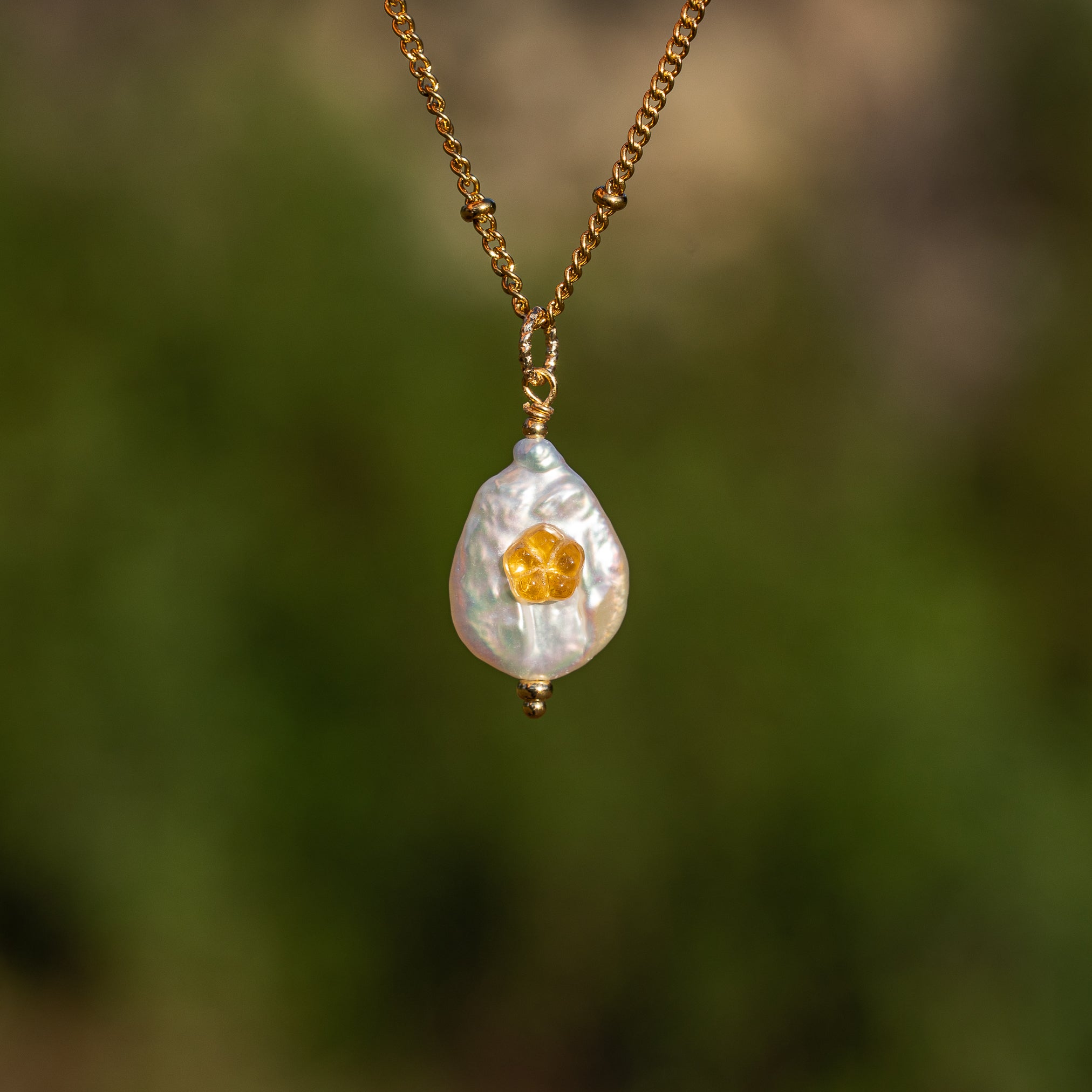 Pendentifs en perles gouttes Keshi, cabochons pierres au choix et laiton plaqué or de env 28 mm ( à l&