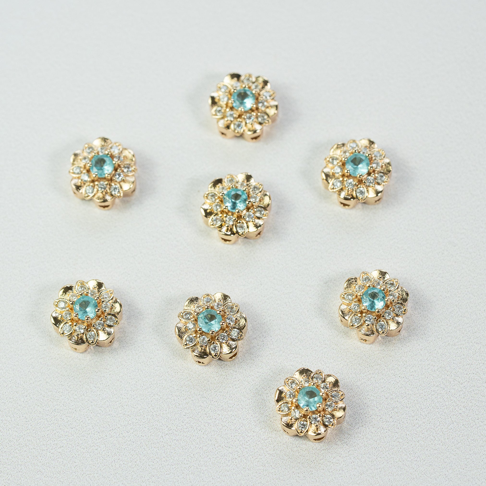 Perles " bijoux " fleur en laiton plaqué or 14k et zirconium bleu de 11 mm ( à l&