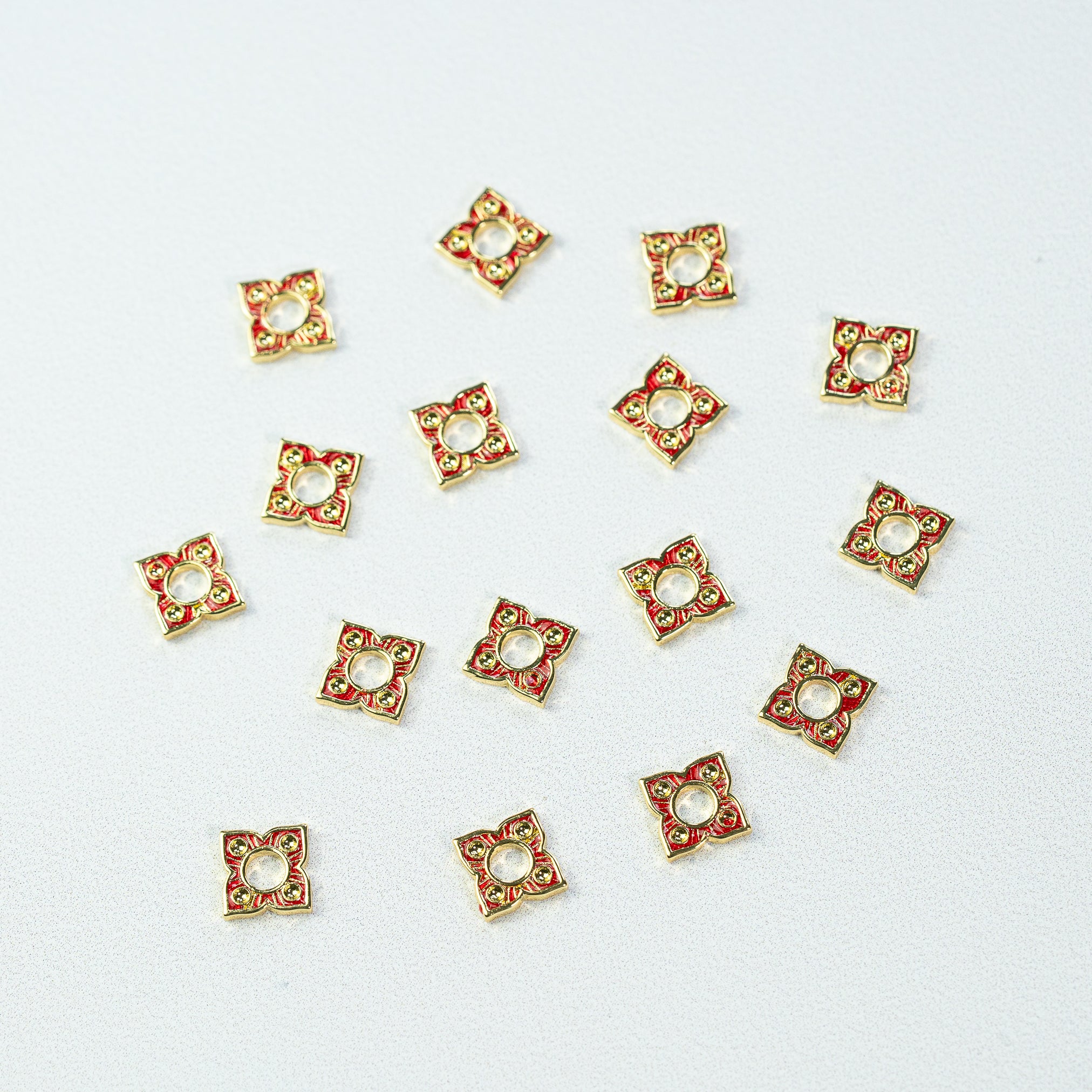 Perles fleurs plates émaillées en laiton plaqué or 18K de 10 mm ( à l&