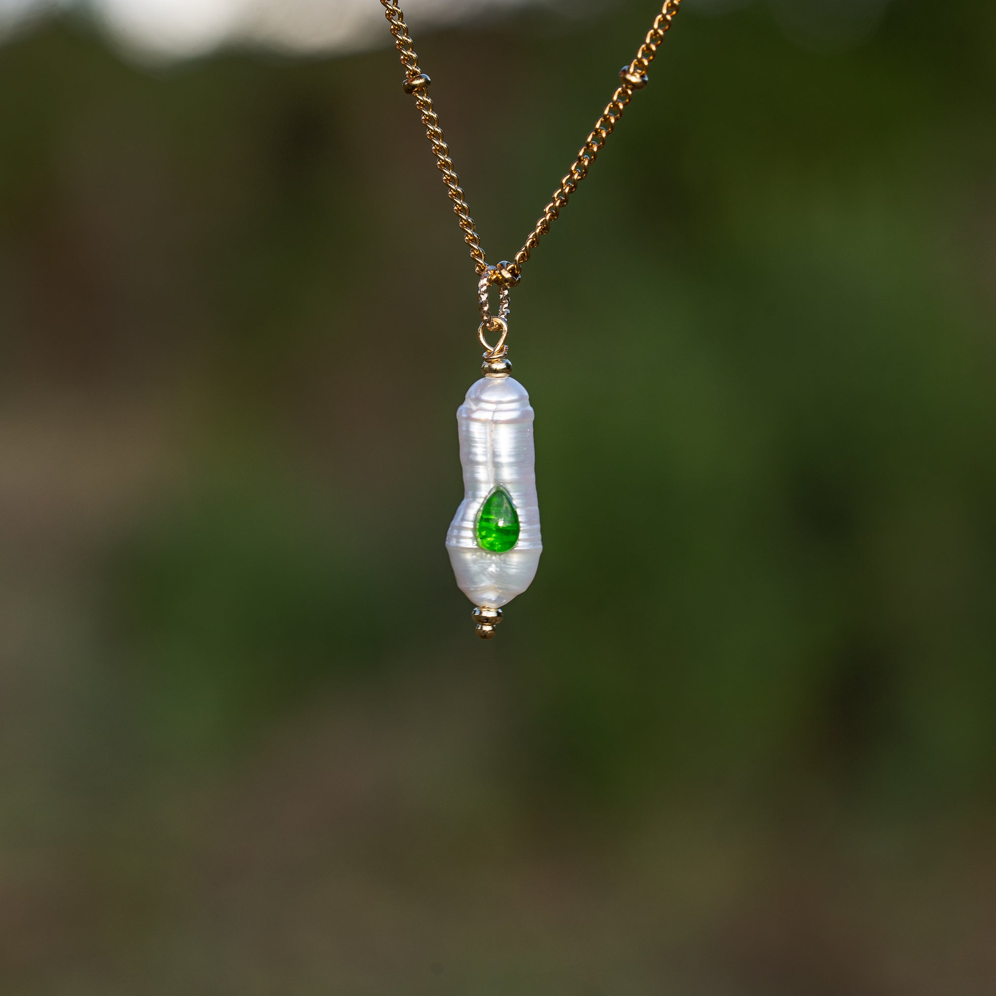 Pendentifs en perles allongées Keshi, cabochons pierres au choix et laiton plaqué or de env 30/40 mm ( à l&