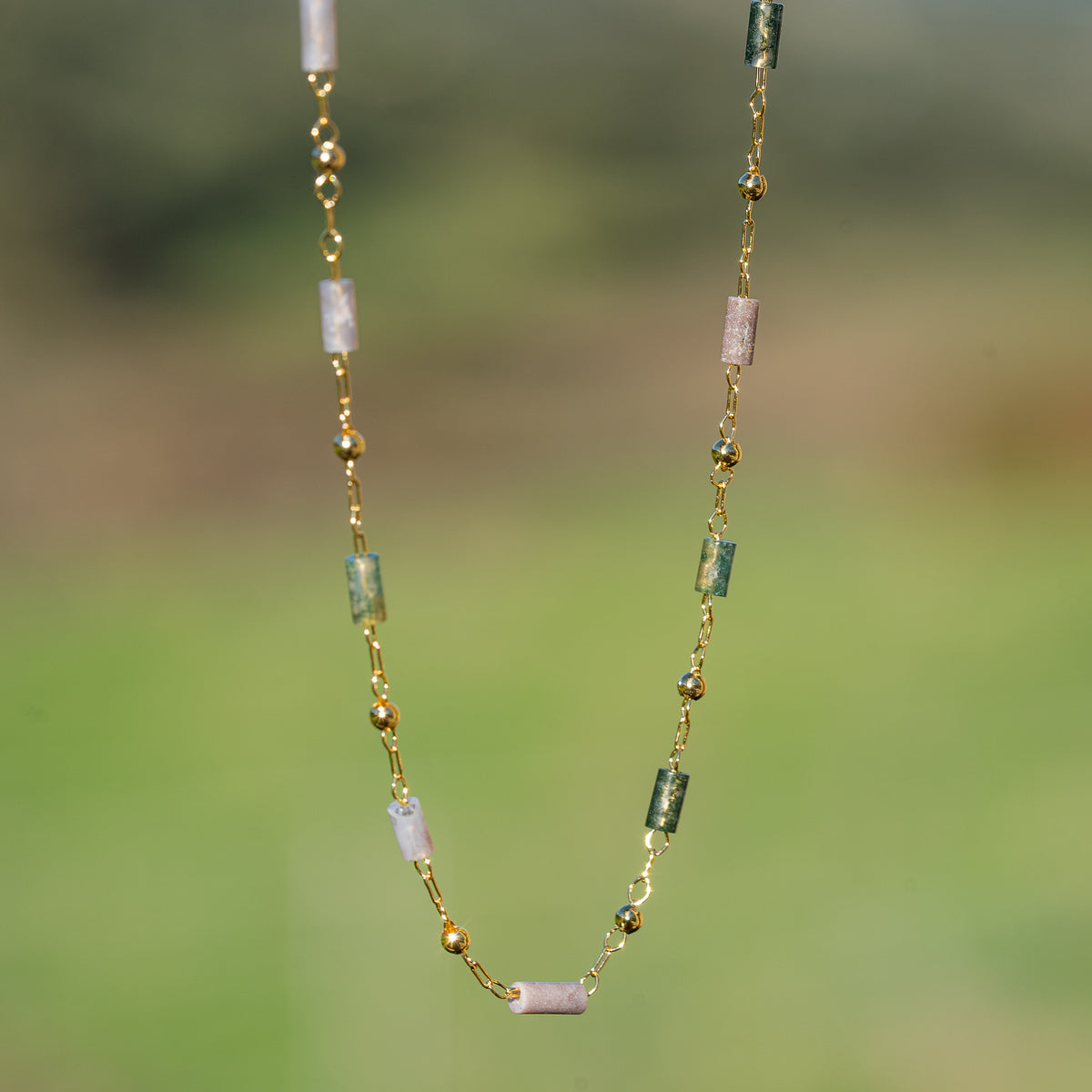Chaine maille chapelet avec perles en Agate indienne en laiton plaqué or 18k ( vendue par 50 cm )