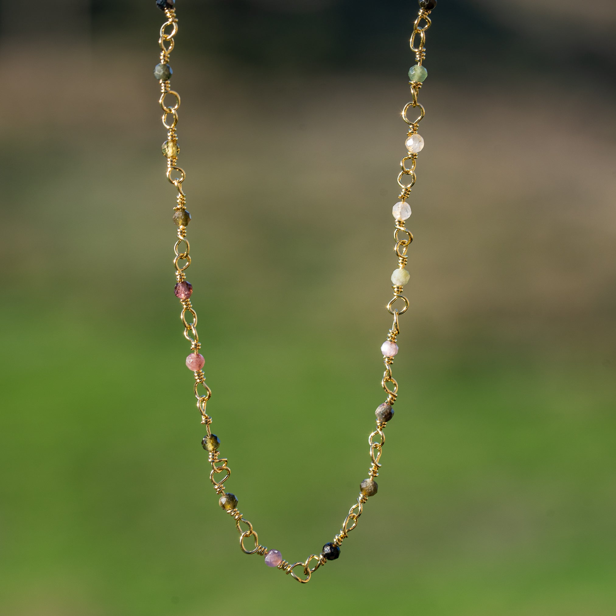 Chaine maille chapelet avec perles de Tourmaline en laiton doré ( vendue par 50 cm )