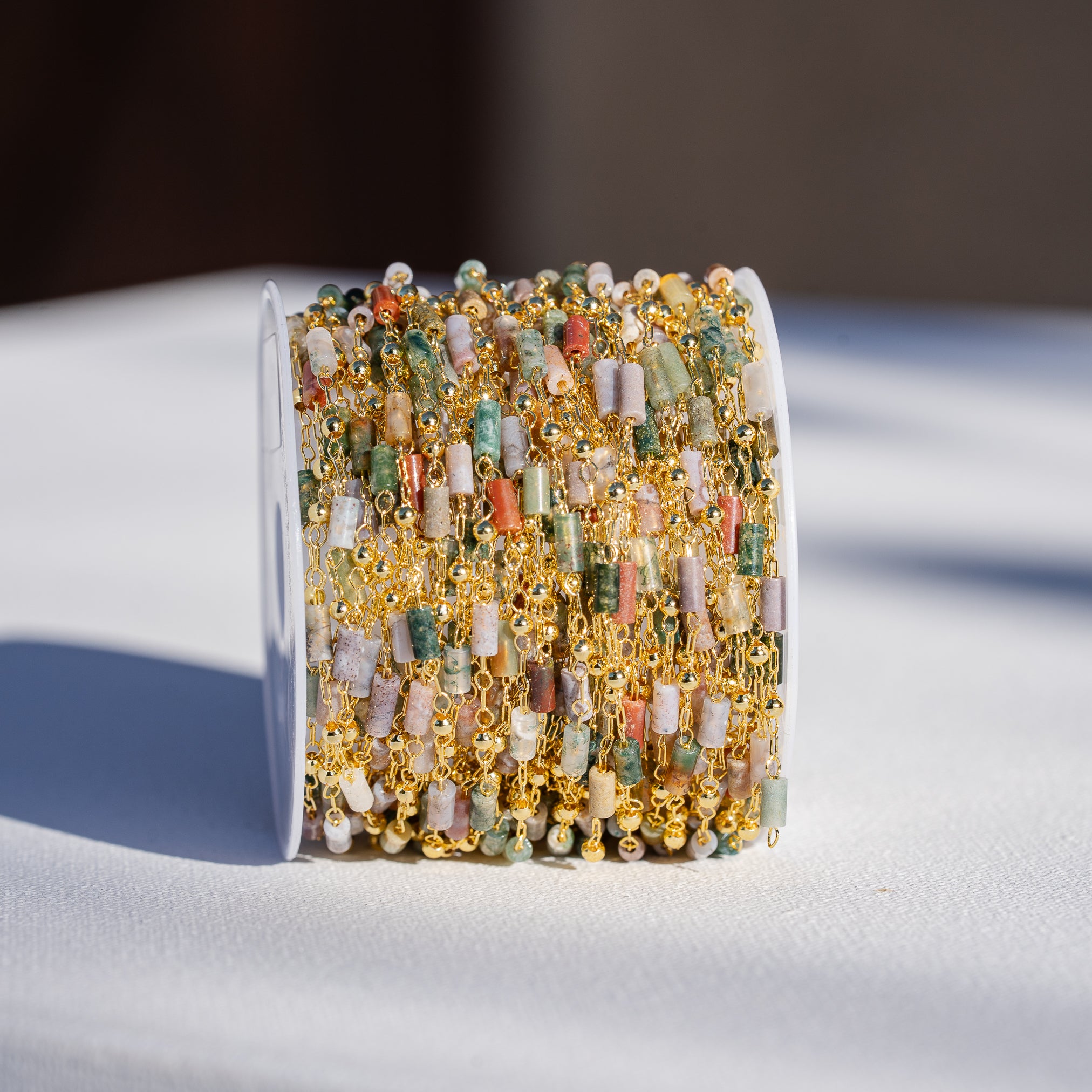 Chaine maille chapelet avec perles en Agate indienne en laiton plaqué or 18k ( vendue par 50 cm )