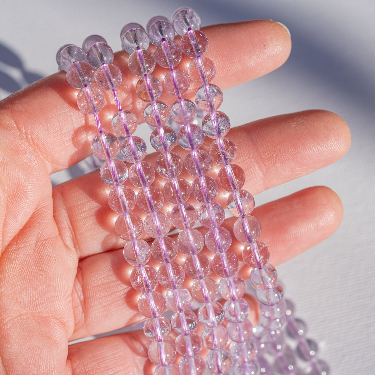 Perles rondes lisses en Améthyste lilas grade A de 6,5 mm ( 1/2 rang de env 29/30 perles )