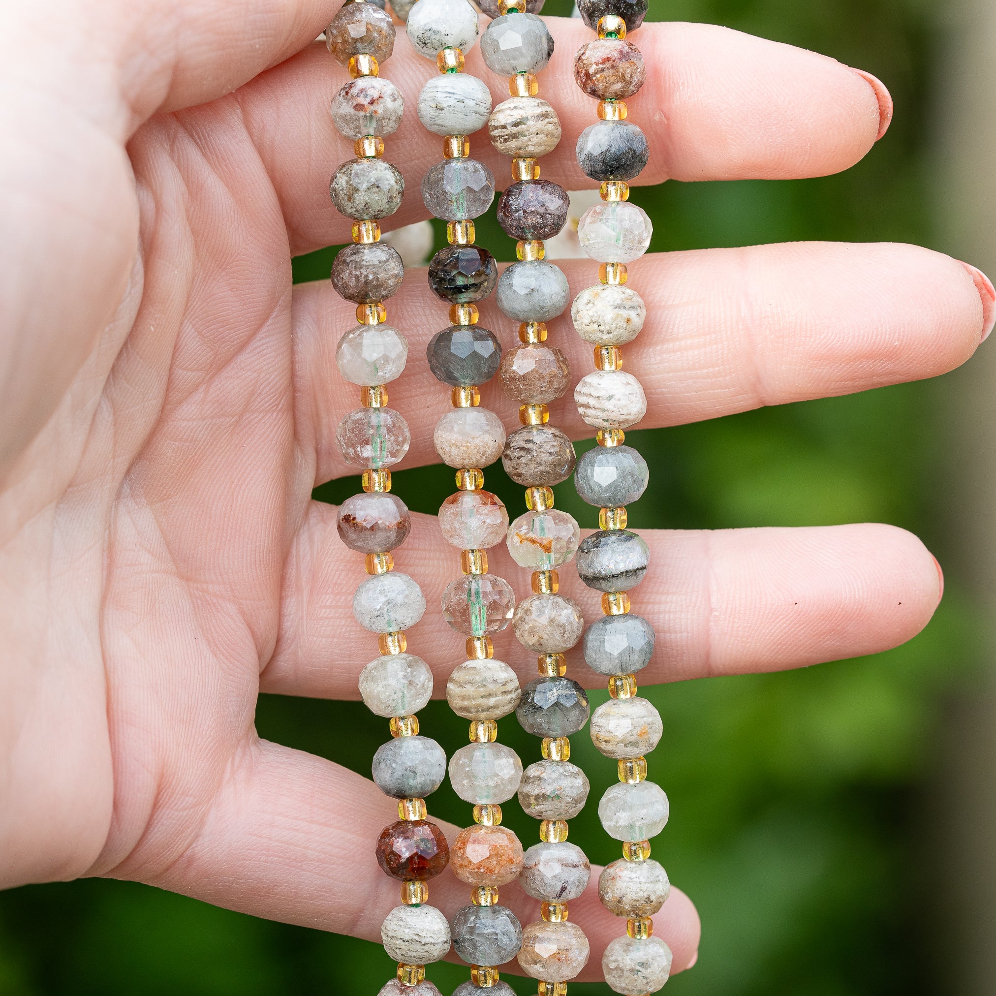 Perles rondelles facettes en Quartz Lodolite de env 7,5/8 x 6 mm ( 1/2 rang de env 22 perles )