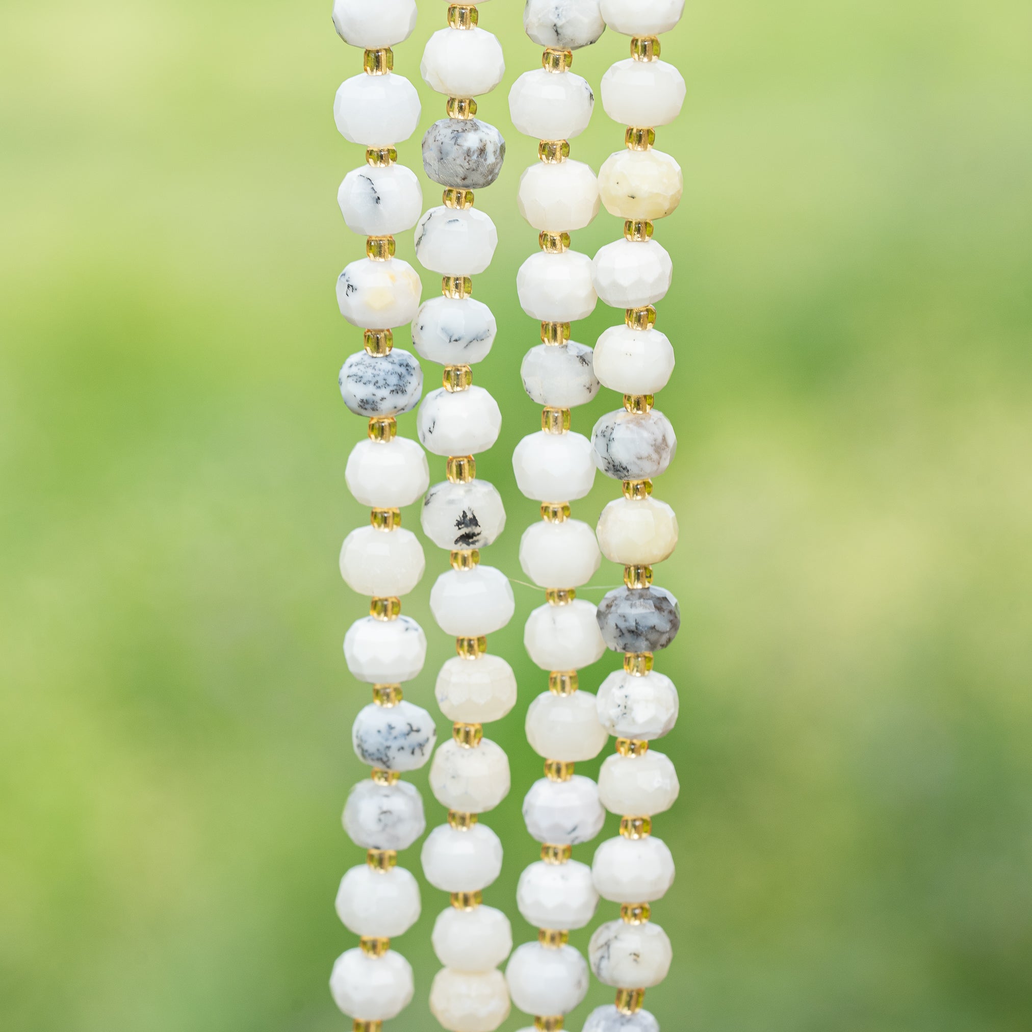 Perles rondelles facettes en Opale blanche de env 8 x 6 mm ( 1/2 rang de env 21/22 perles )