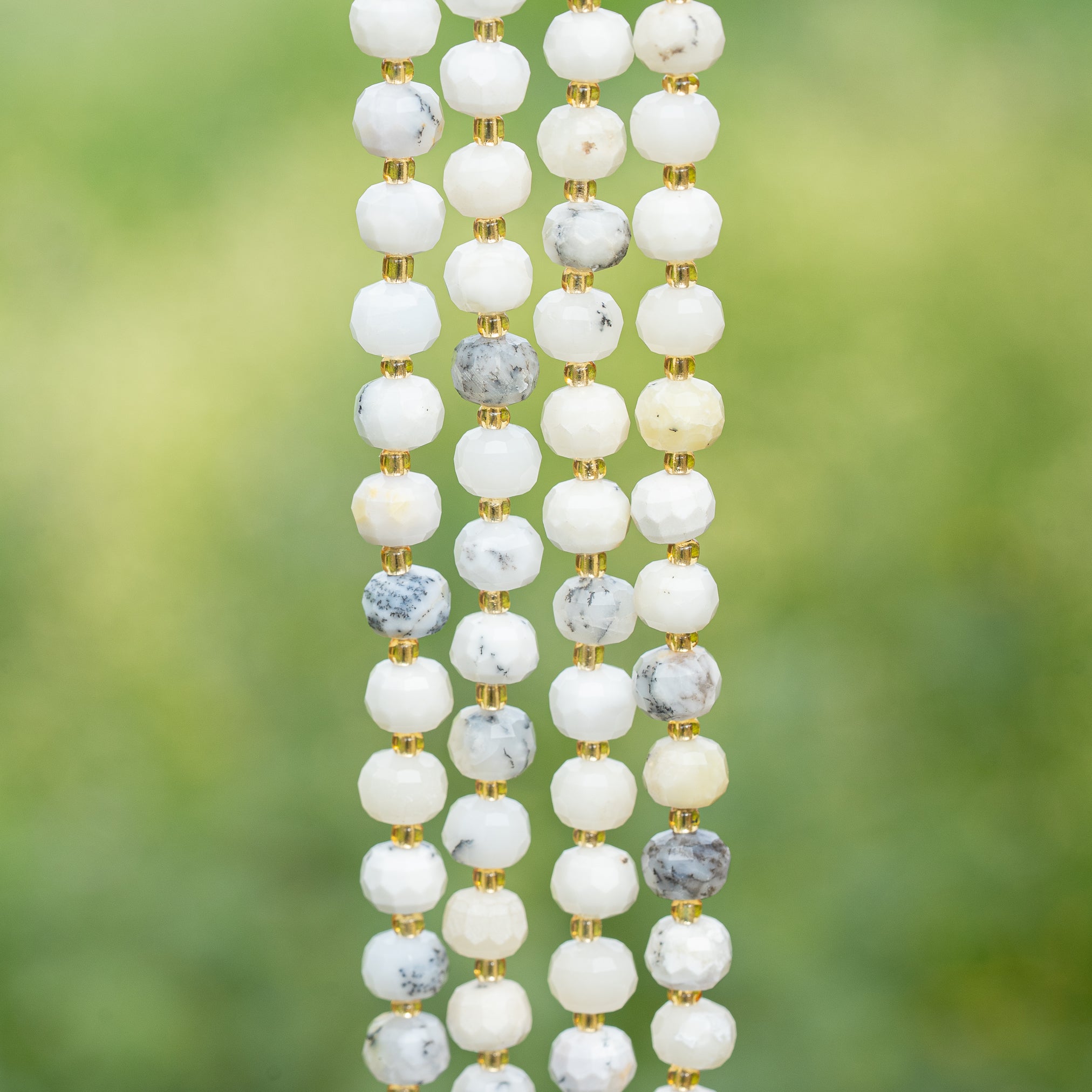 Perles rondelles facettes en Opale blanche de env 8 x 6 mm ( 1/2 rang de env 21/22 perles )