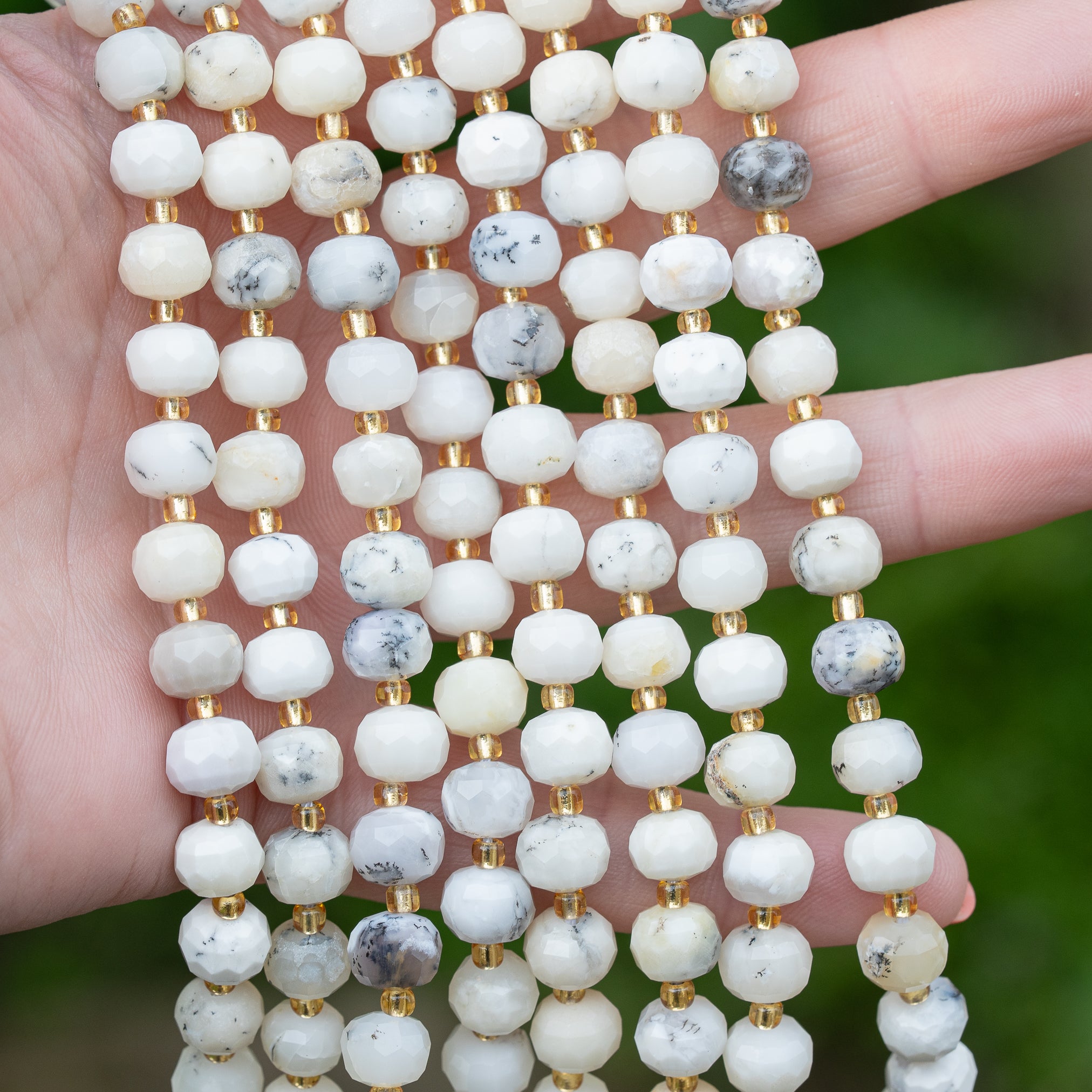 Perles rondelles facettes en Opale blanche de env 8 x 6 mm ( 1/2 rang de env 21/22 perles )