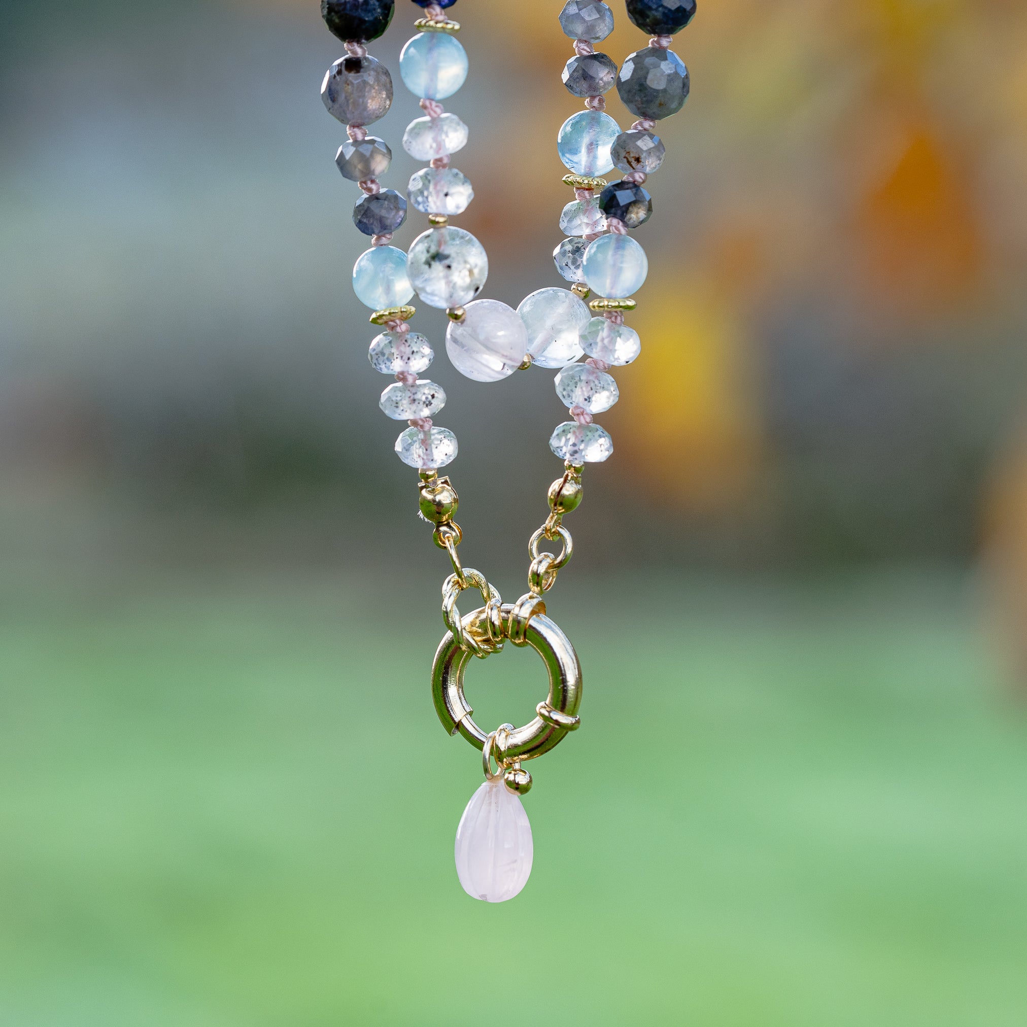 Collier noué " pur " en Iolite, Aigue-marine et Quartz rose à Diopside ✨