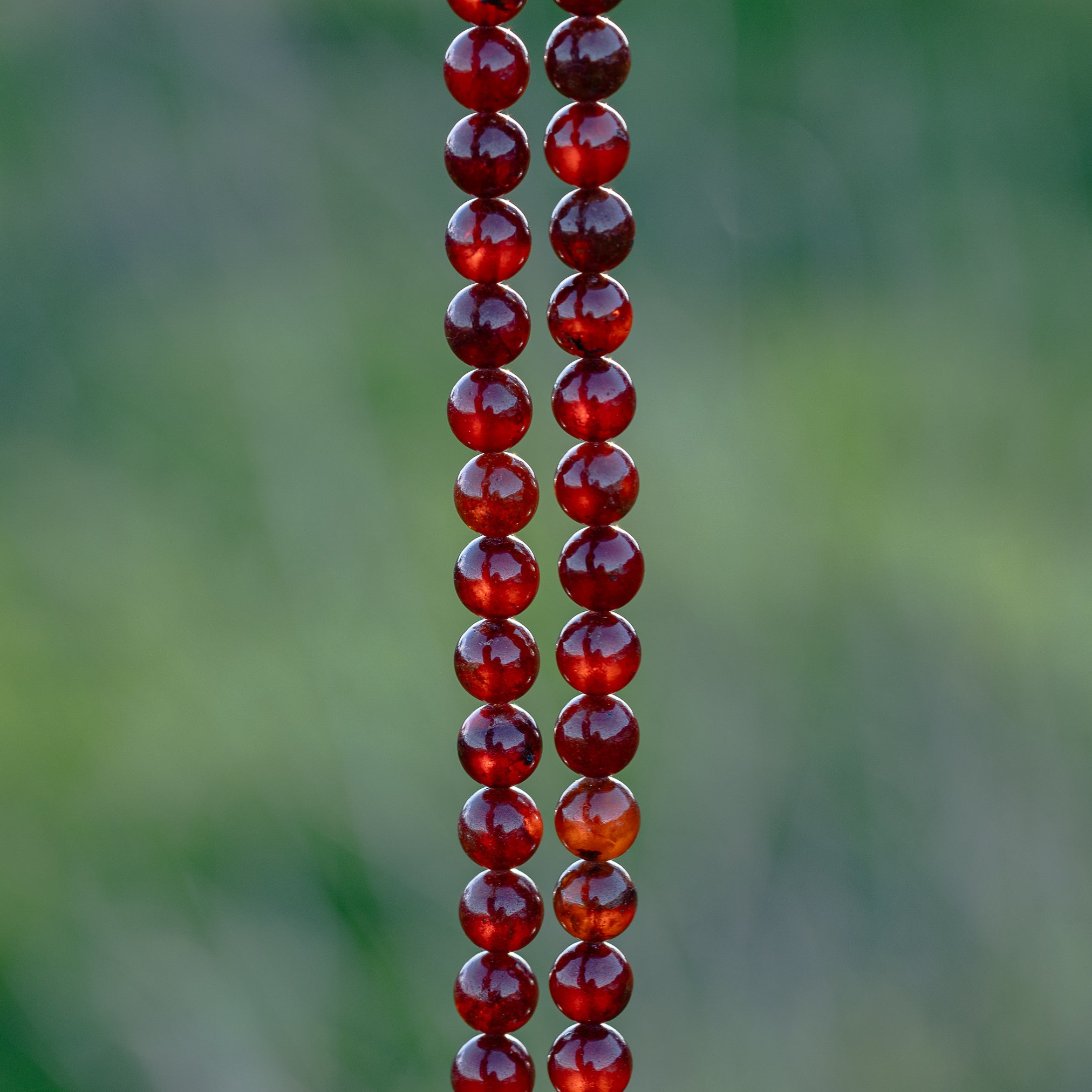 Perles rondes lisses de Grenat orange de 8 mm ( 1/2 rang de env 24 perles )