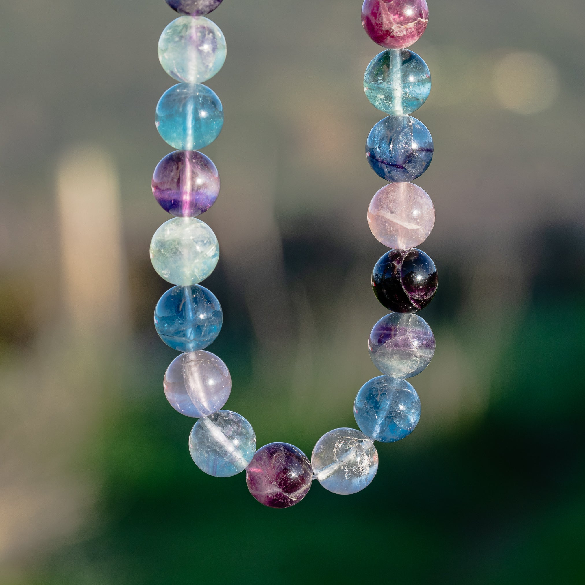 Perles rondes de Fluorite multicolore de 12 mm ( 1/2 rang de env 16 perles )