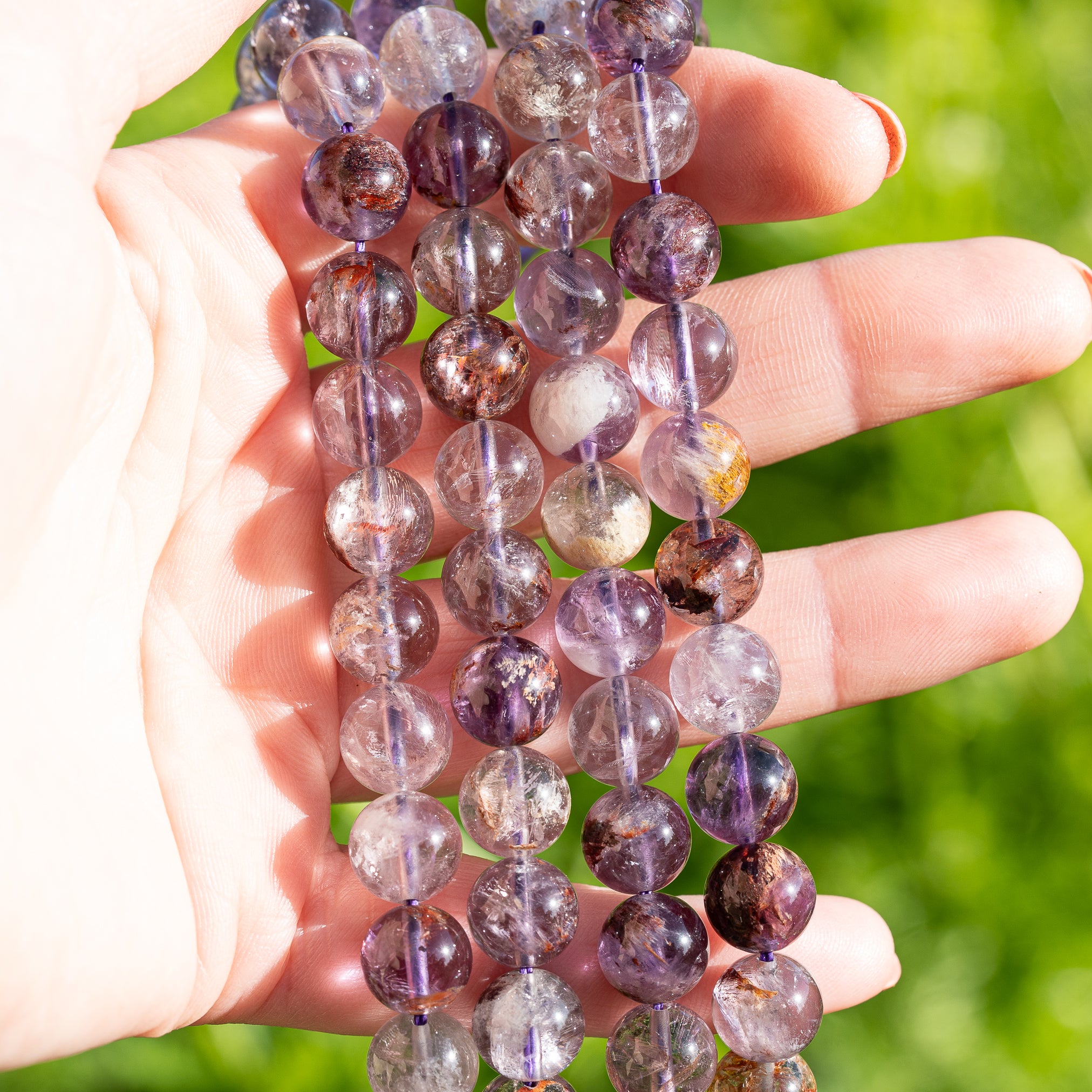 Perles rondes lisses en Améthyste à inclusions de 10 mm ( 1/2 rang de 19 perles )