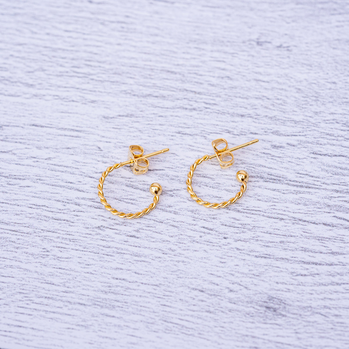 Demi-créoles torsadée en acier inoxydable plaqué or 18k de 12 mm ( 1 ou 6 paires )
