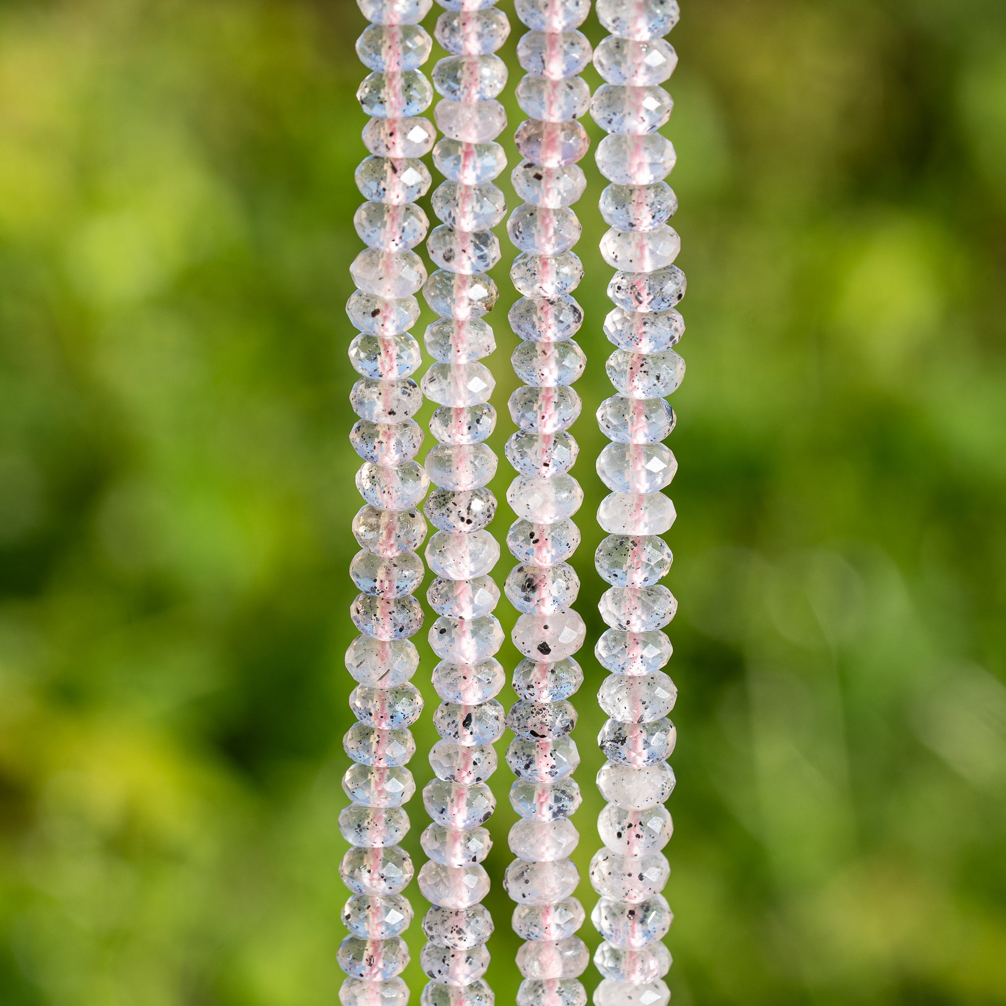 Superbes perles rondelles facettes de Quartz à Diopside de 6/7 x 4 mm ( 1/2 rang de env 45/48 perles )