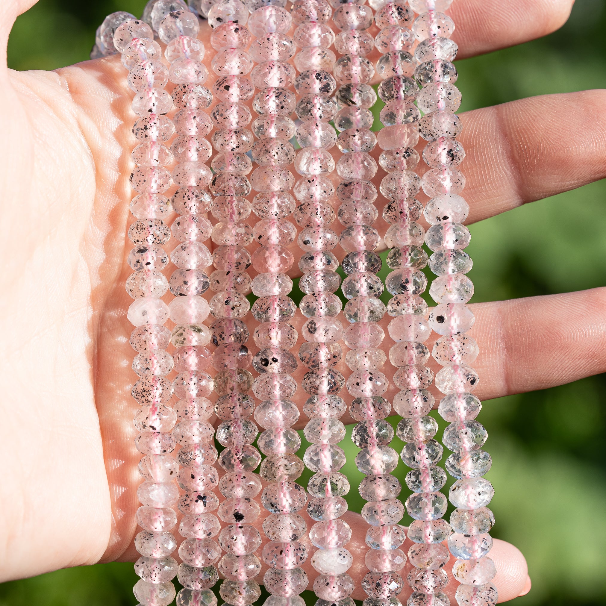 Superbes perles rondelles facettes de Quartz à Diopside de 6/7 x 4 mm ( 1/2 rang de env 45/48 perles )