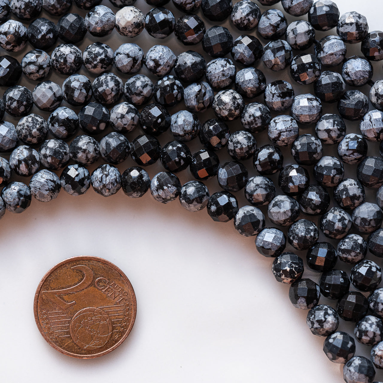 Perles rondes facettes en Obsidienne neige de 5,5 mm ( rang de env 68 perles )