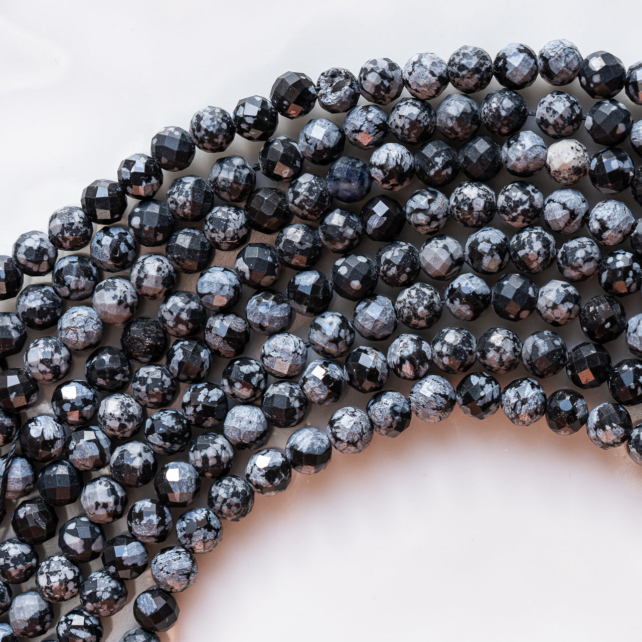 Perles rondes facettes en Obsidienne neige de 5,5 mm ( rang de env 68 perles )