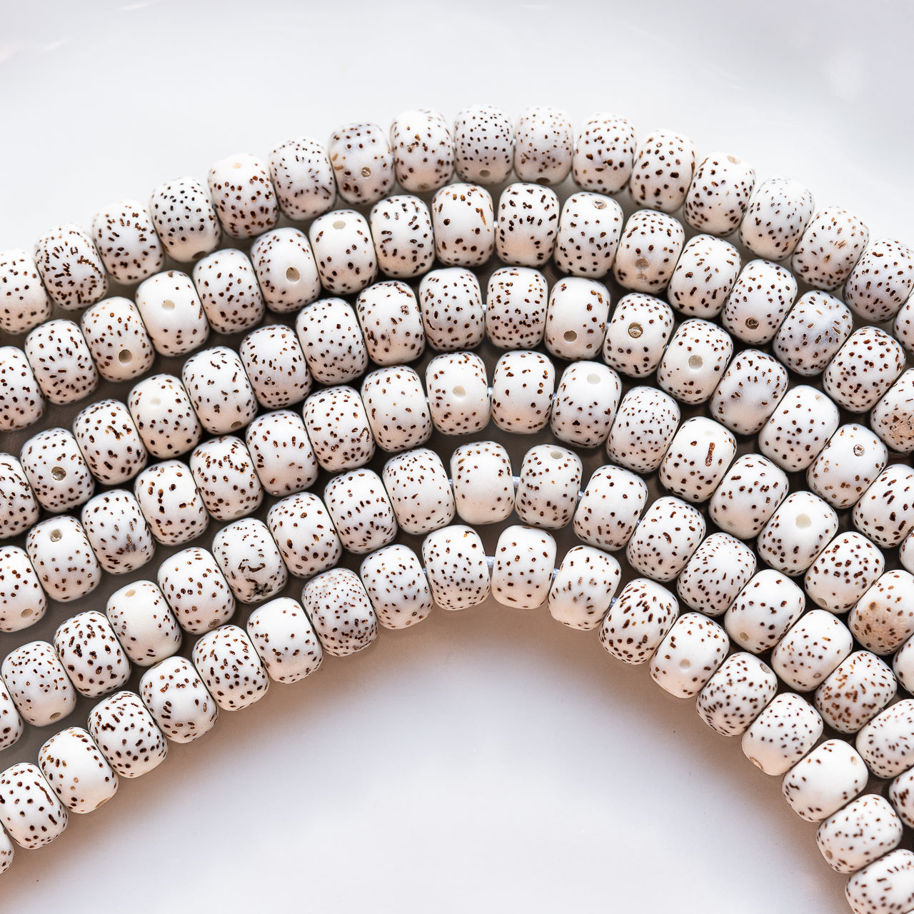 Perles graines rondelles " moon and stars " de 8 x 6 mm ( lot de 20 perles )