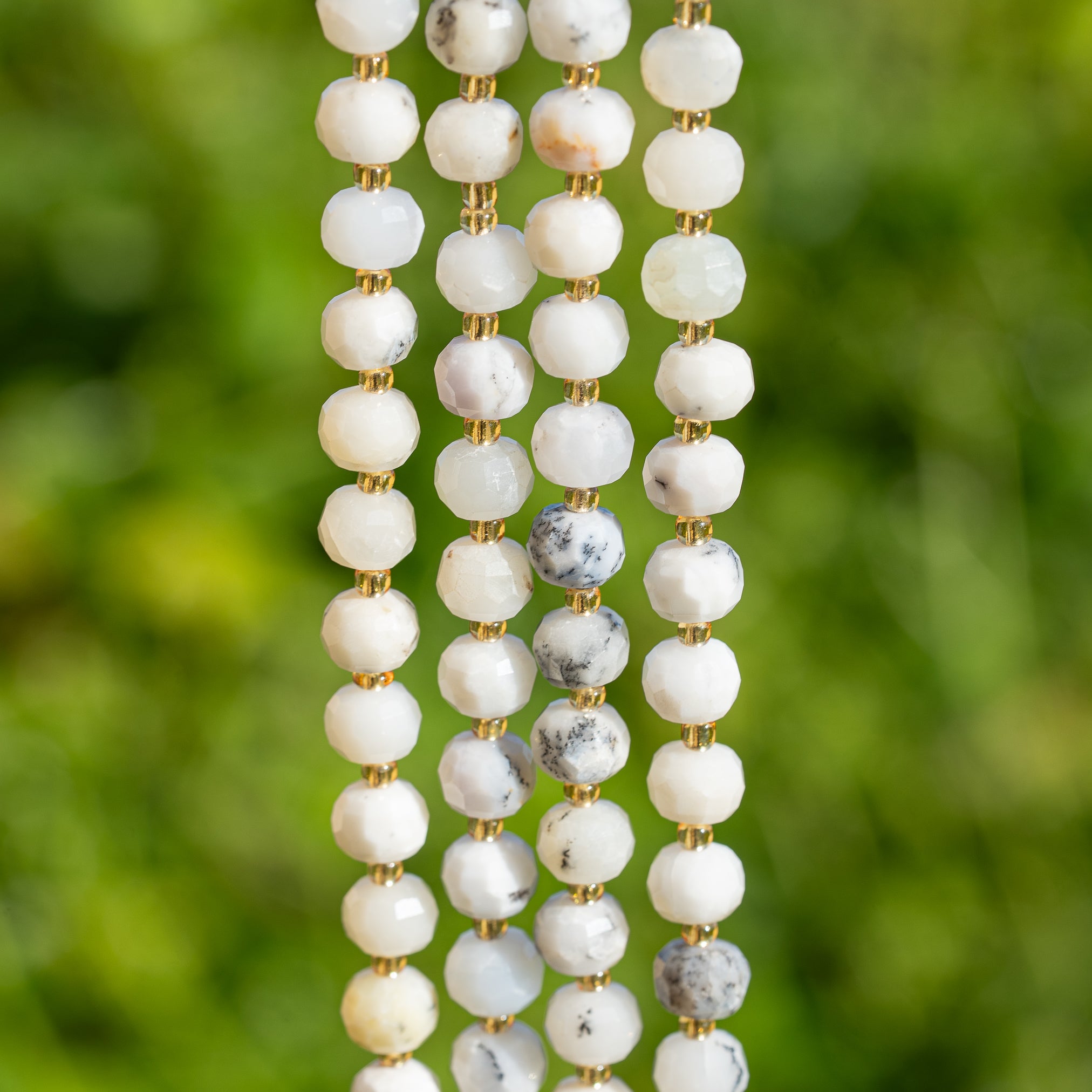 Perles rondelles facettes en Opale blanche de env 8 x 6 mm ( 1/2 rang de env 21/22 perles )