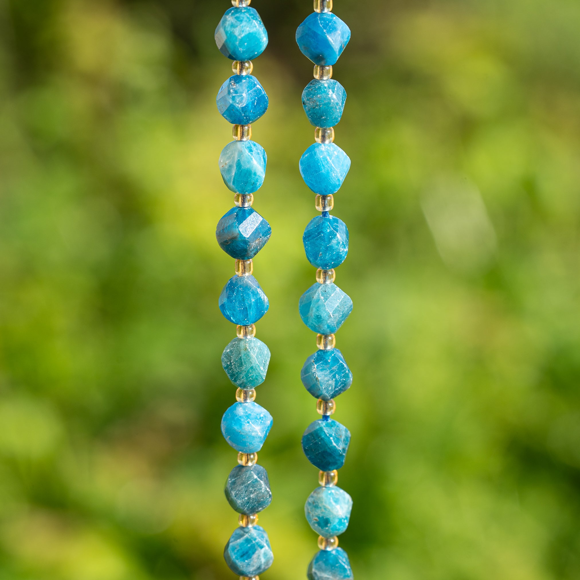 Perles rondes torsadées facettes en Apatite bleue de 8 mm ( lot de 4 perles )