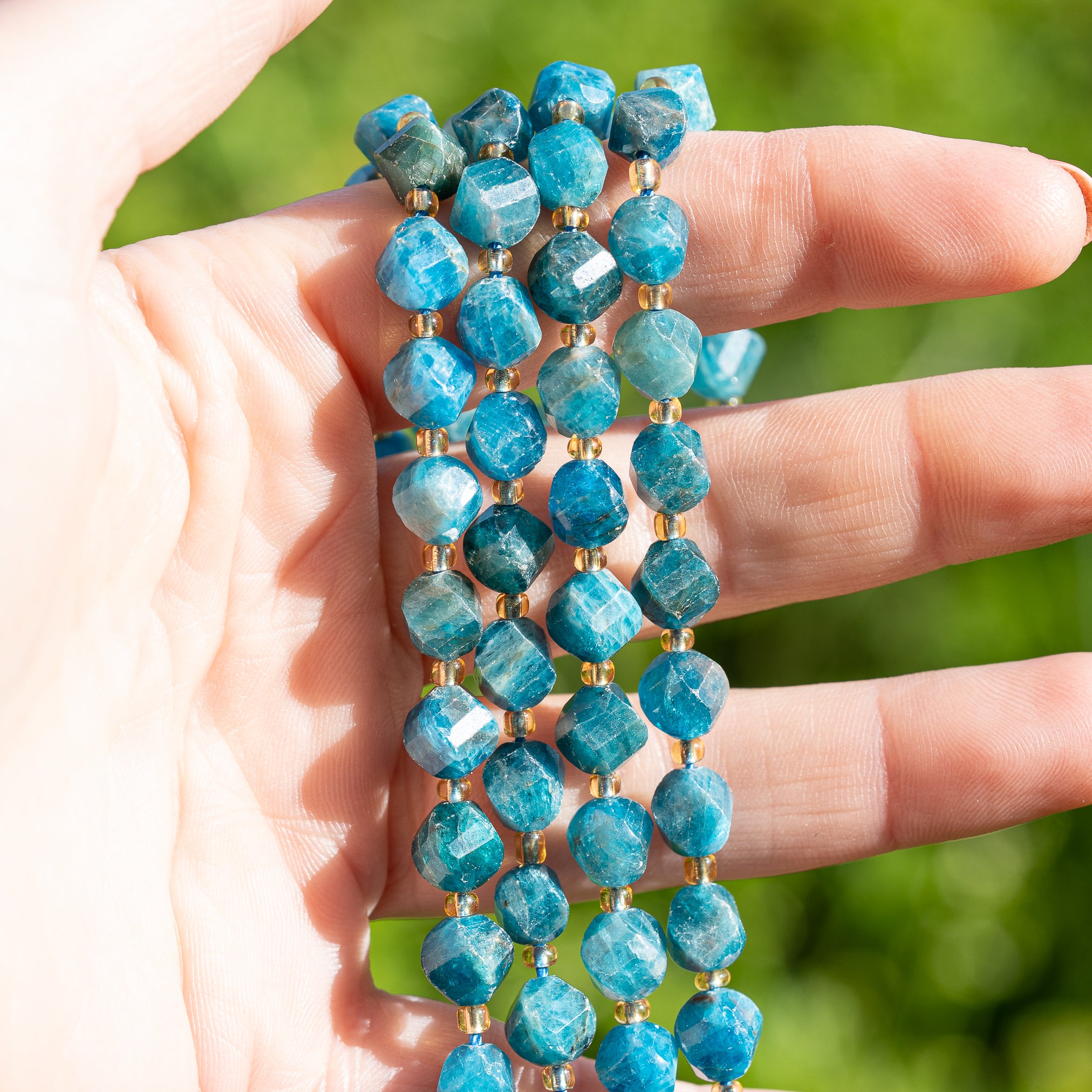 Perles rondes torsadées facettes en Apatite bleue de 8 mm ( lot de 4 perles )