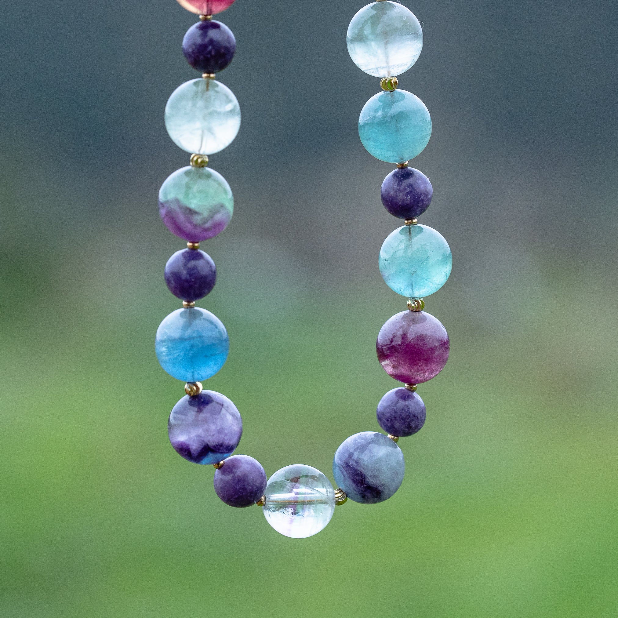 Collier " paix " en Fluorite multicolore et LĂ©pidolite đ