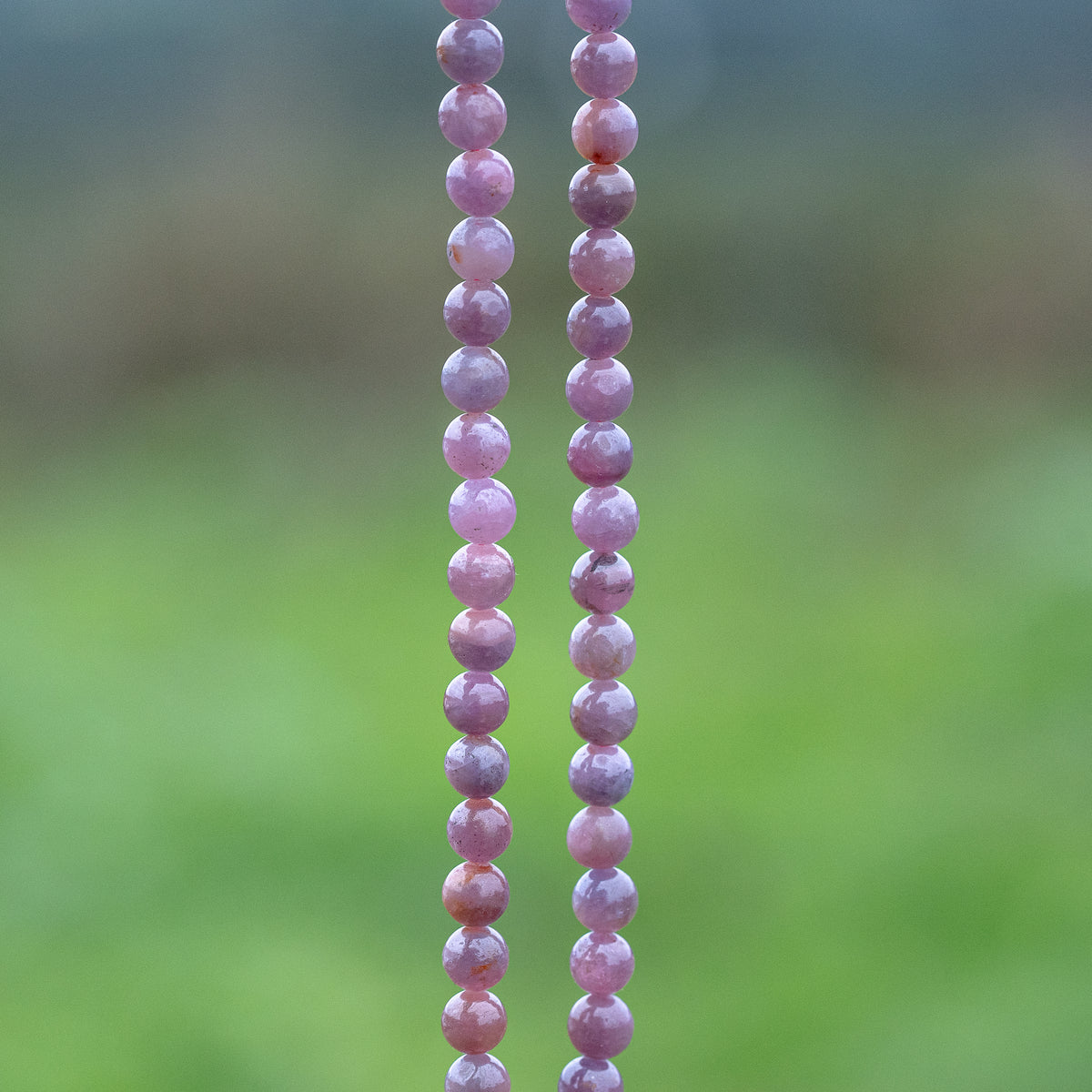Rang complet de 42 cm et de 74 perles rondes lisses de Rubis de 5,6 mm
