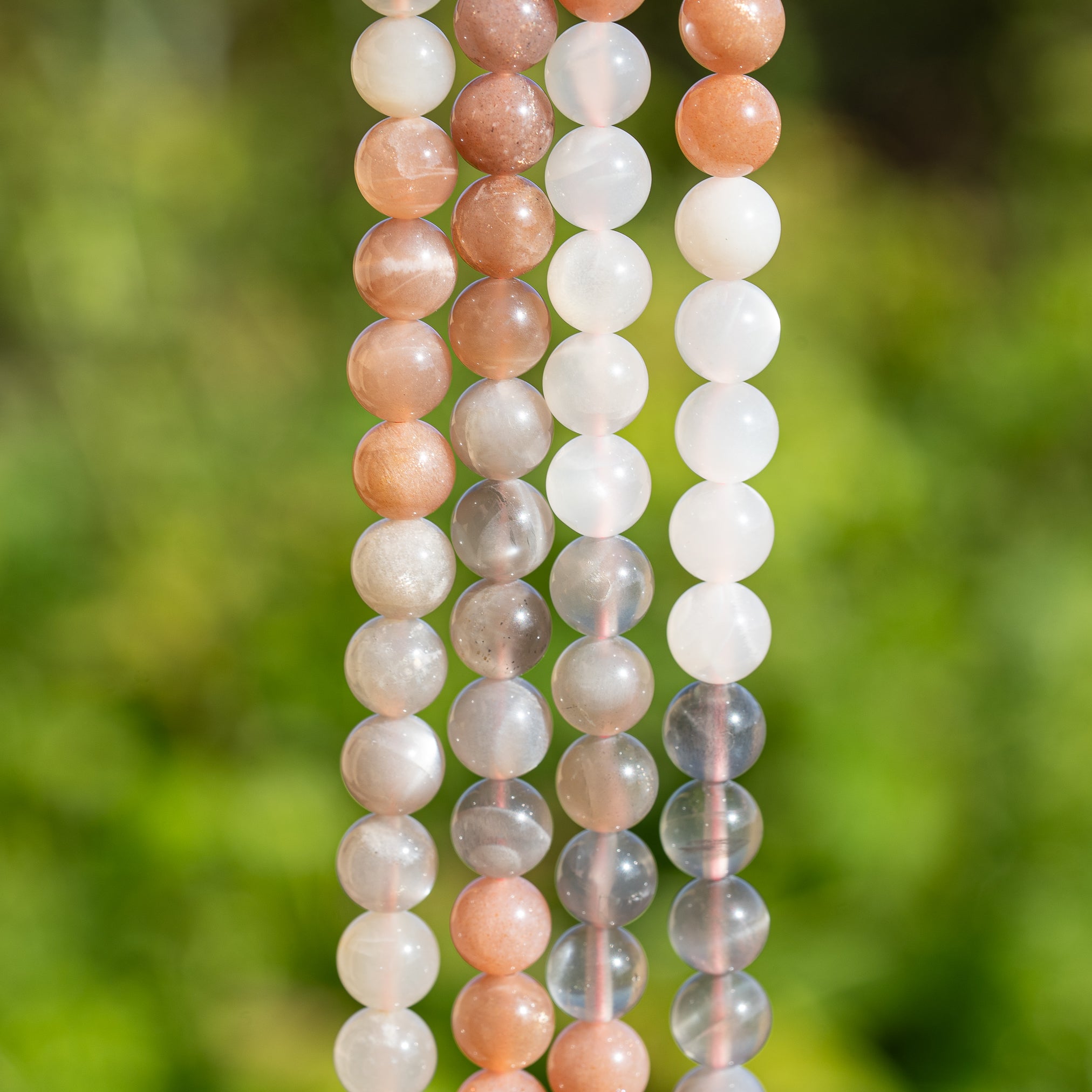 Perles rondes de Pierre de lune multicolore de 8,5 mm ( 1/2 rang de env 24 perles )