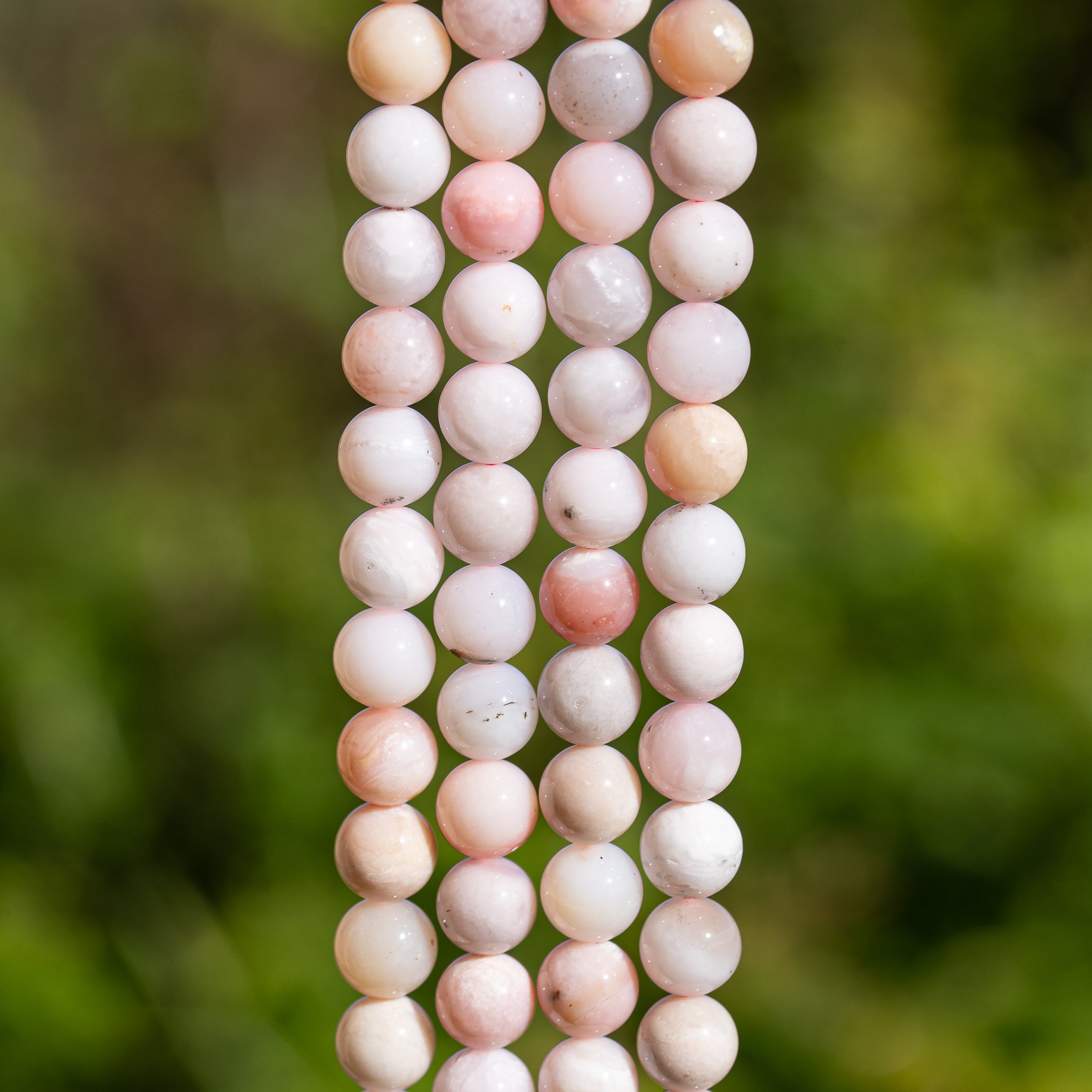 Perles rondes lisses en Opale rose grade a de 8 mm ( 1/2 rang de env 23 perles )