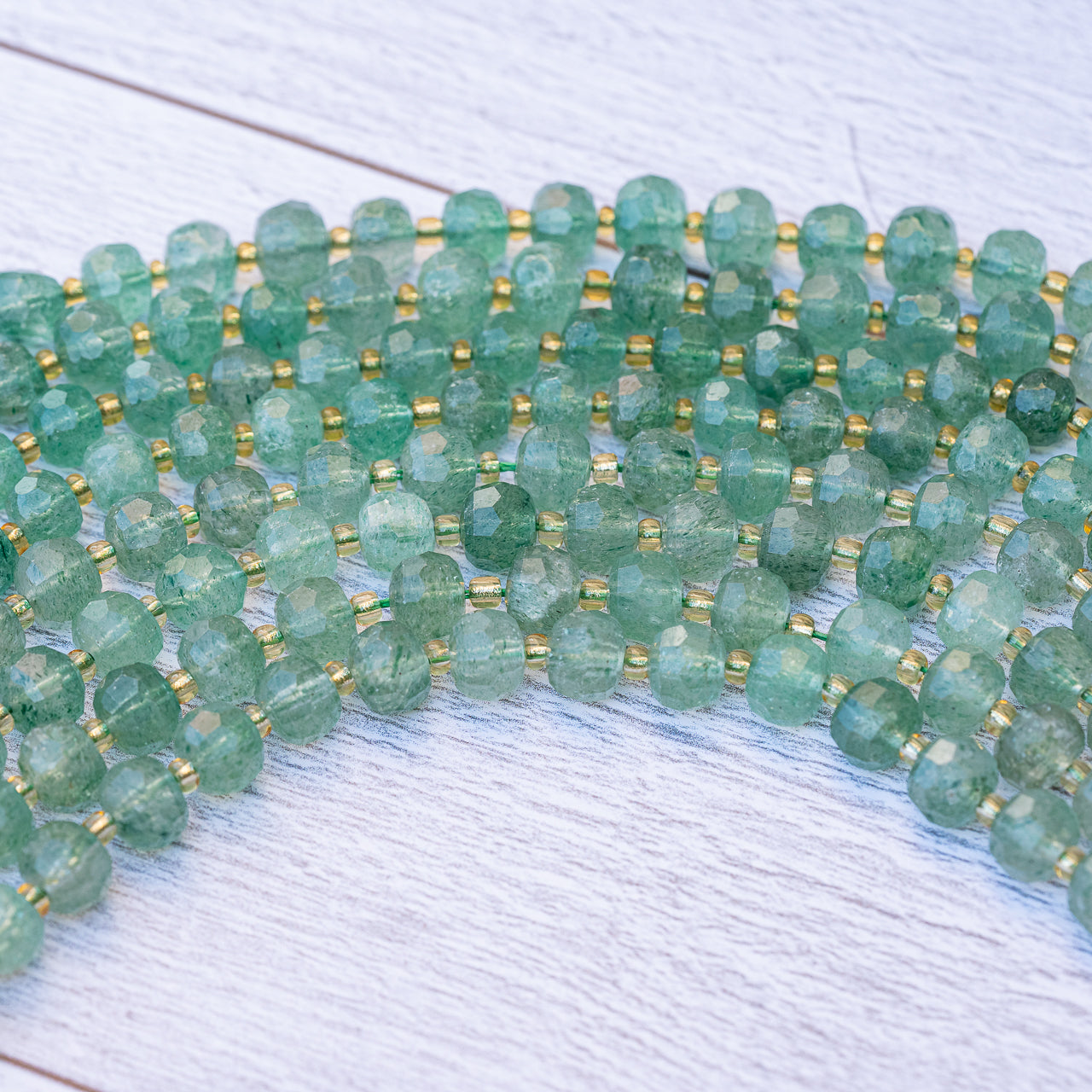 Perles rondelles facettes en Aventurine verte de 8 x 5 mm ( 1/2 rang de env 23 perles )
