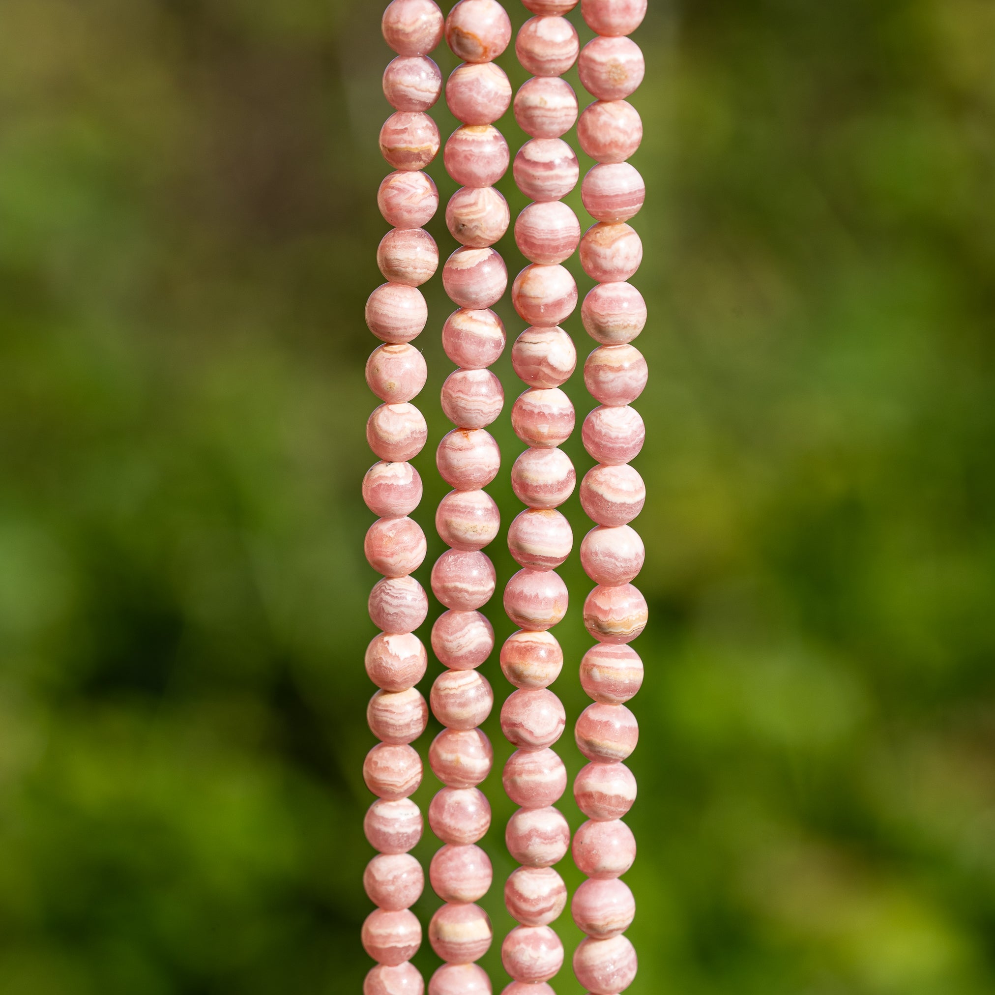 Perles rondes lisses de Rhodochrosite de 5,5 mm ( 1/2 rang de env 36 perles )