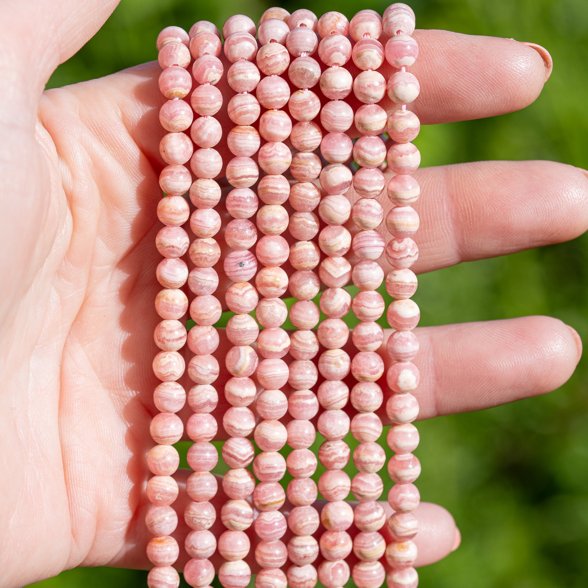 Perles rondes lisses de Rhodochrosite de 5,5 mm ( 1/2 rang de env 36 perles )