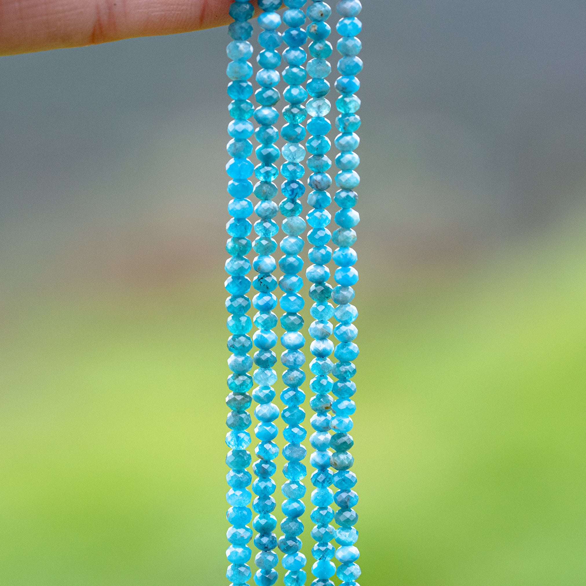 Perles rondelles facettes en Apatite bleue de 4 x 3 mm ( rang de env 130 perles )