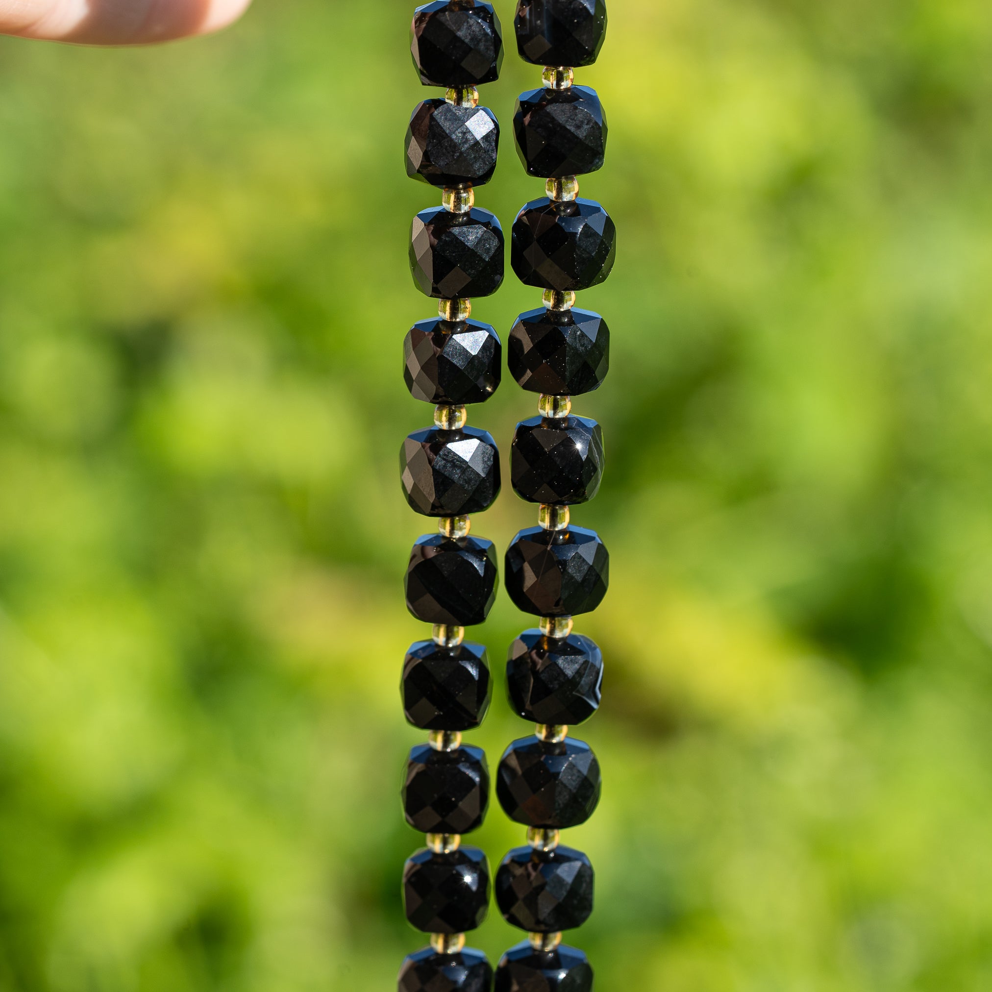 Perles cubes facettes en Obsidienne noire de 8 mm ( lot de 4 perles )